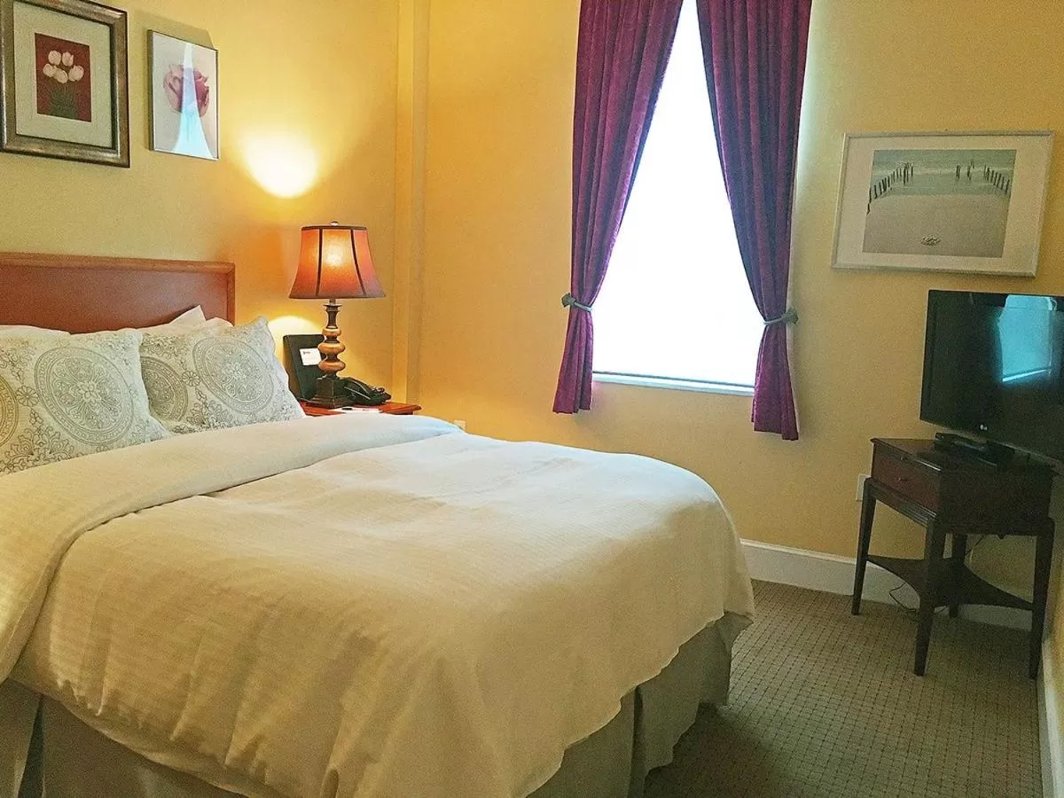 Bed in Morris House Hotel