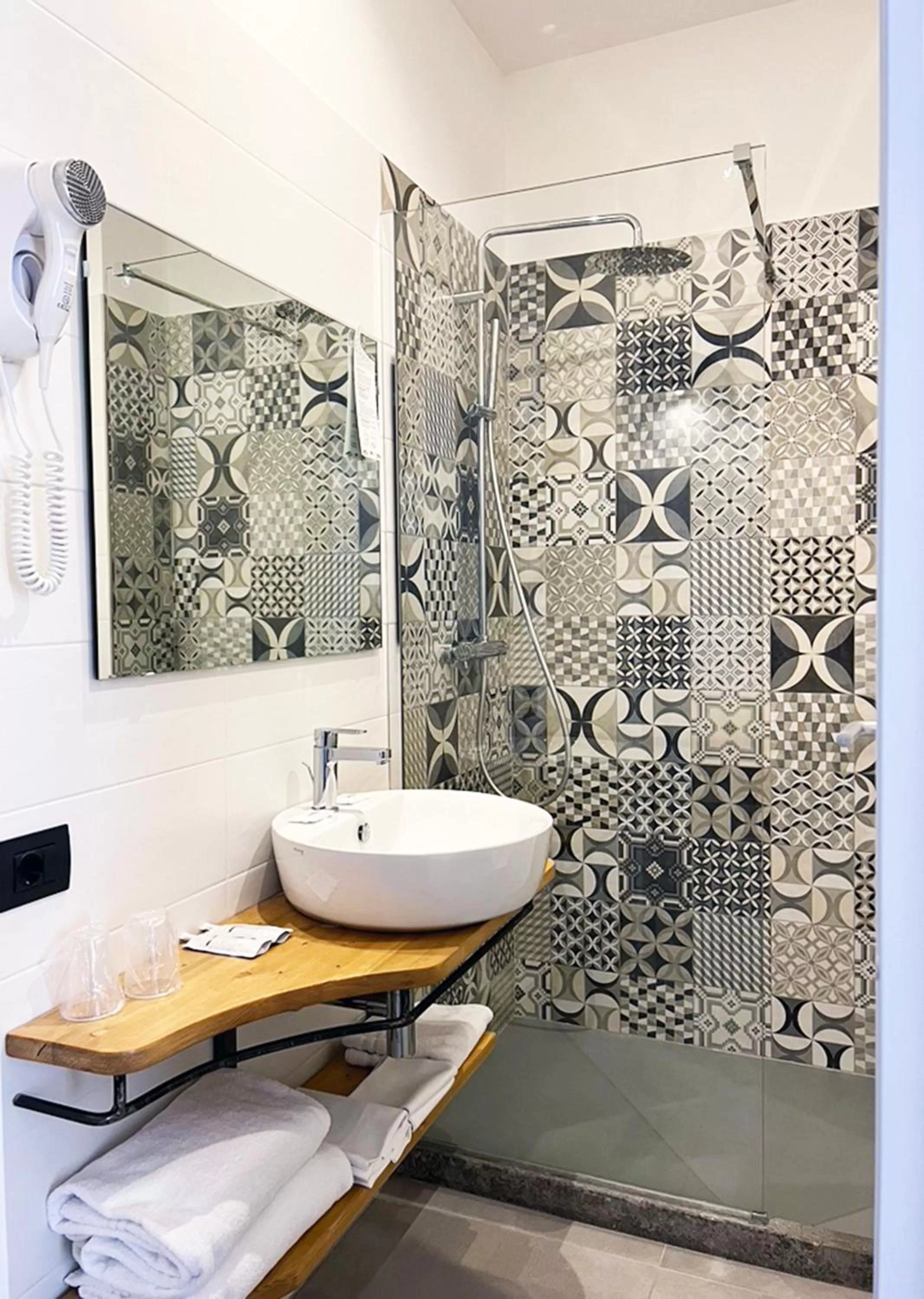 Shower in Hotel King