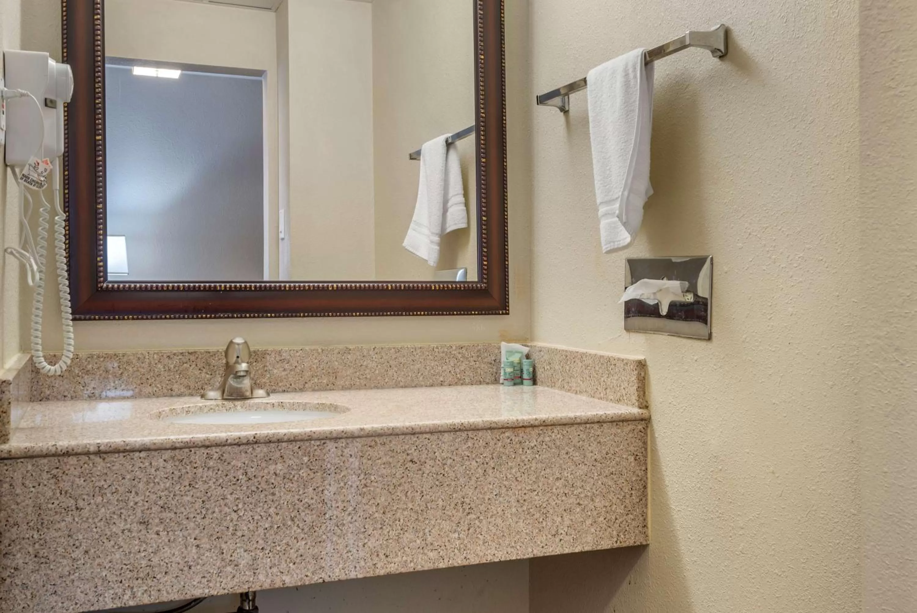 Bathroom in Best Western Fort Washington Inn