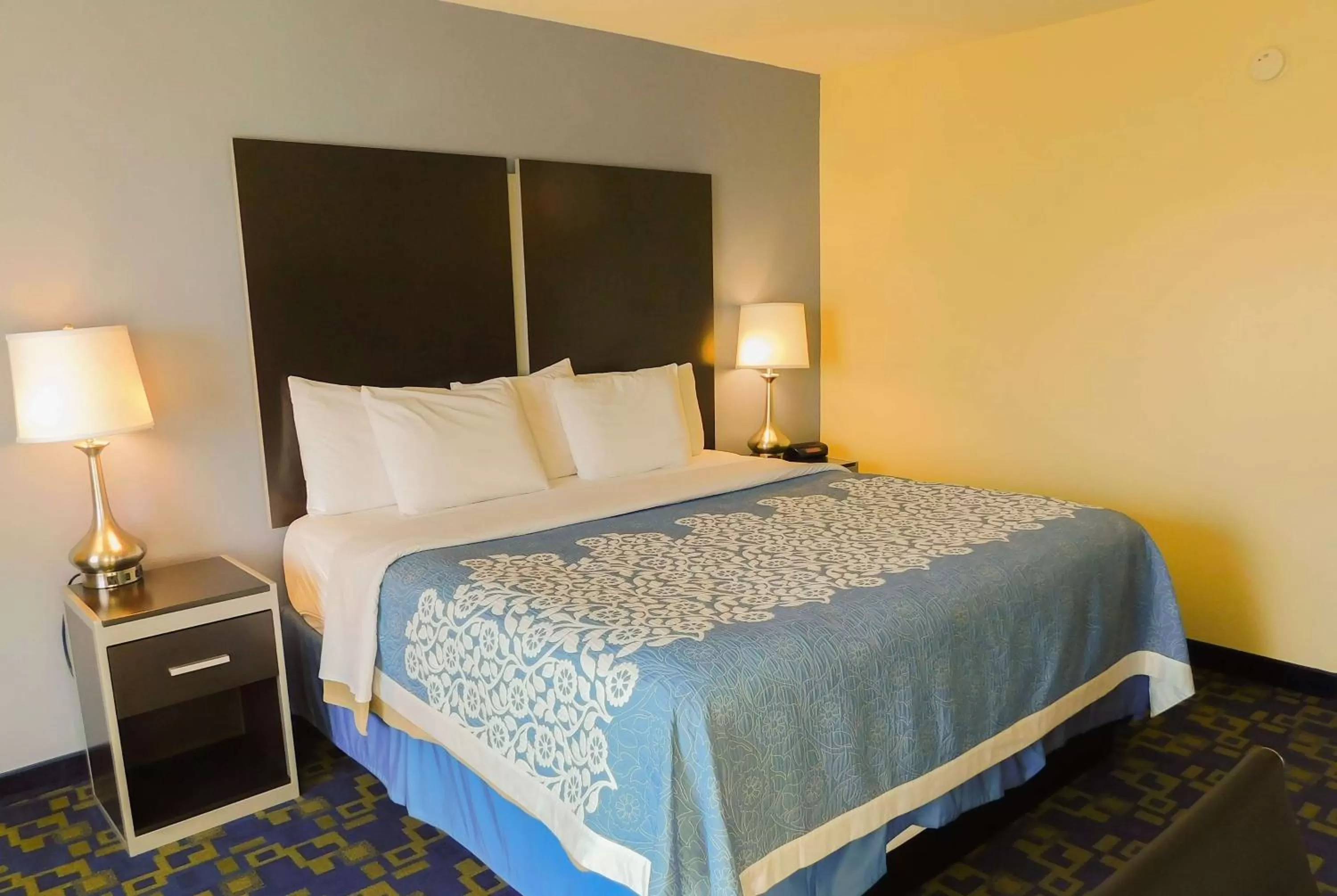 Photo of the whole room, Bed in Days Inn & Suites by Wyndham Pocahontas
