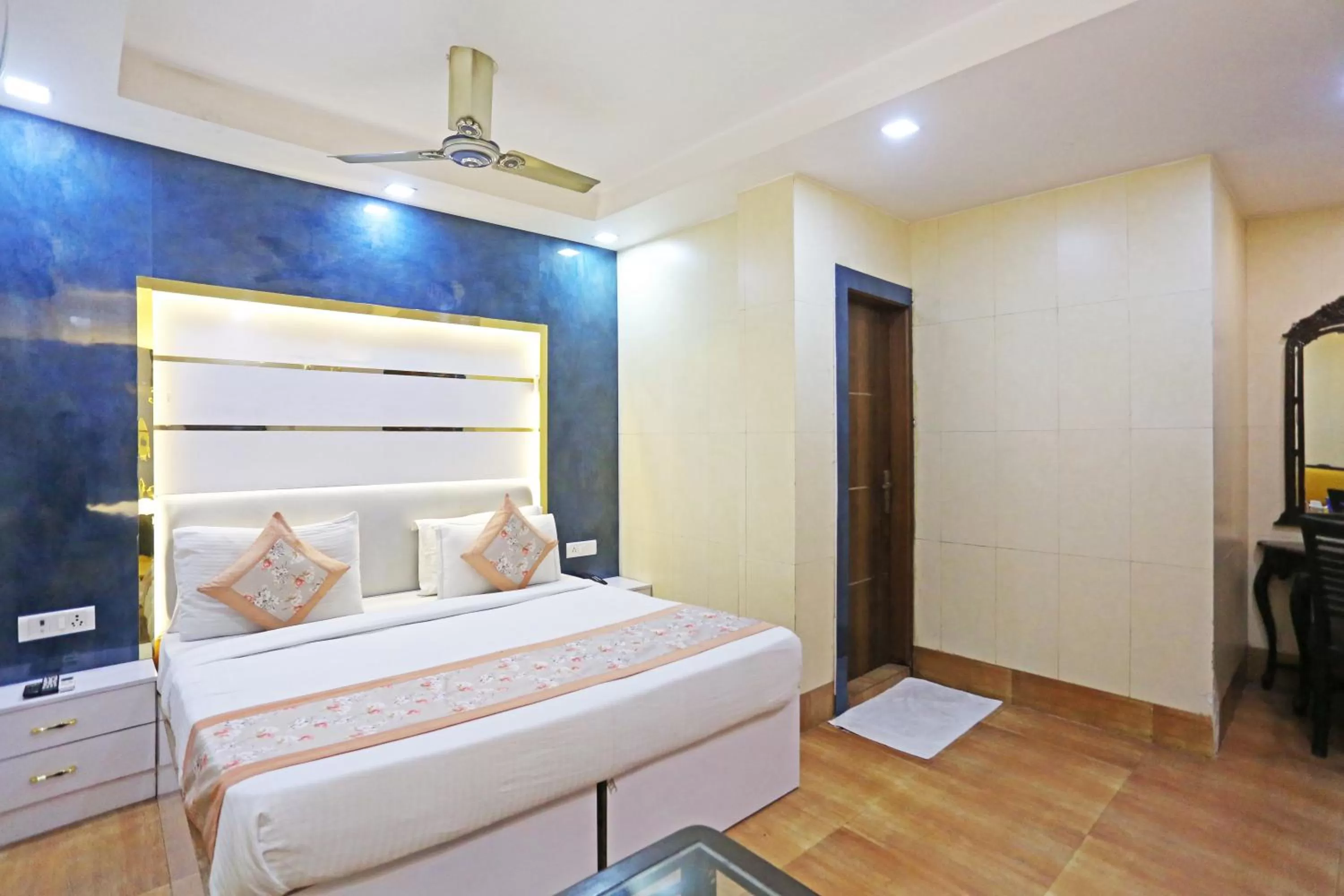 TV and multimedia, Bed in Hotel Preet Palace -5 Mints Walk From Nizamuddin Railway Station