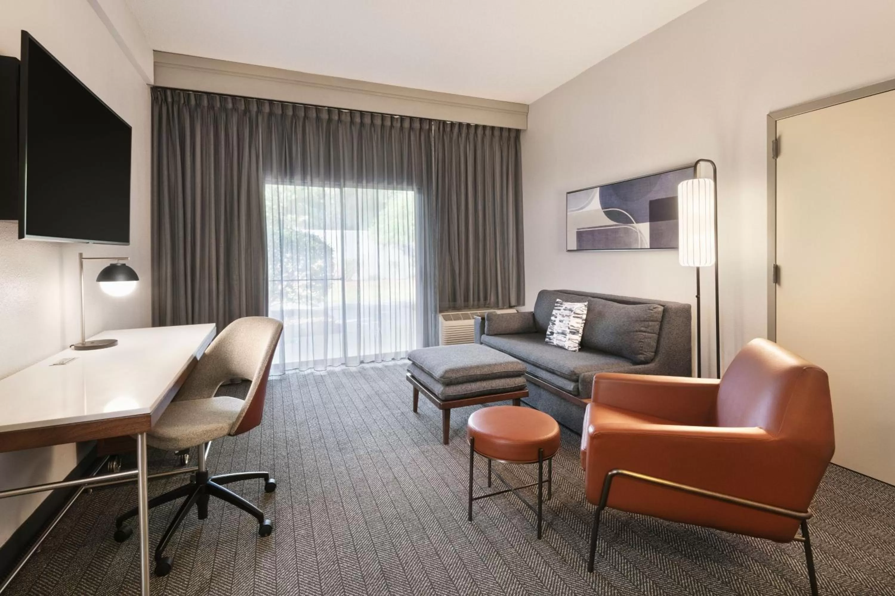 Living room in Courtyard by Marriott Burlington