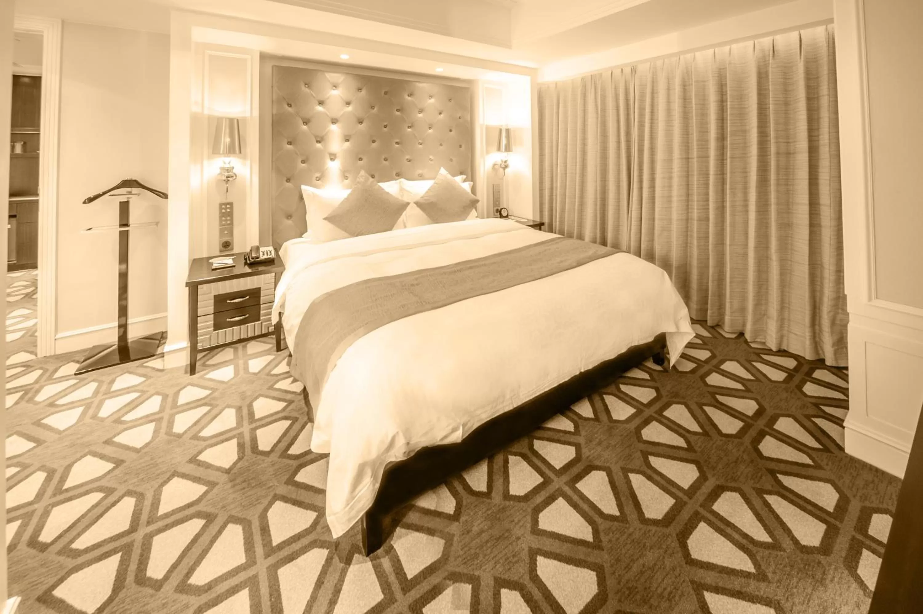 Bed in Paramount Gallery Hotel