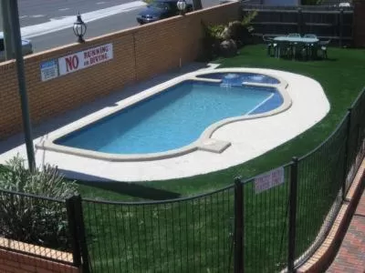 Swimming pool in Carnegie Motor Inn