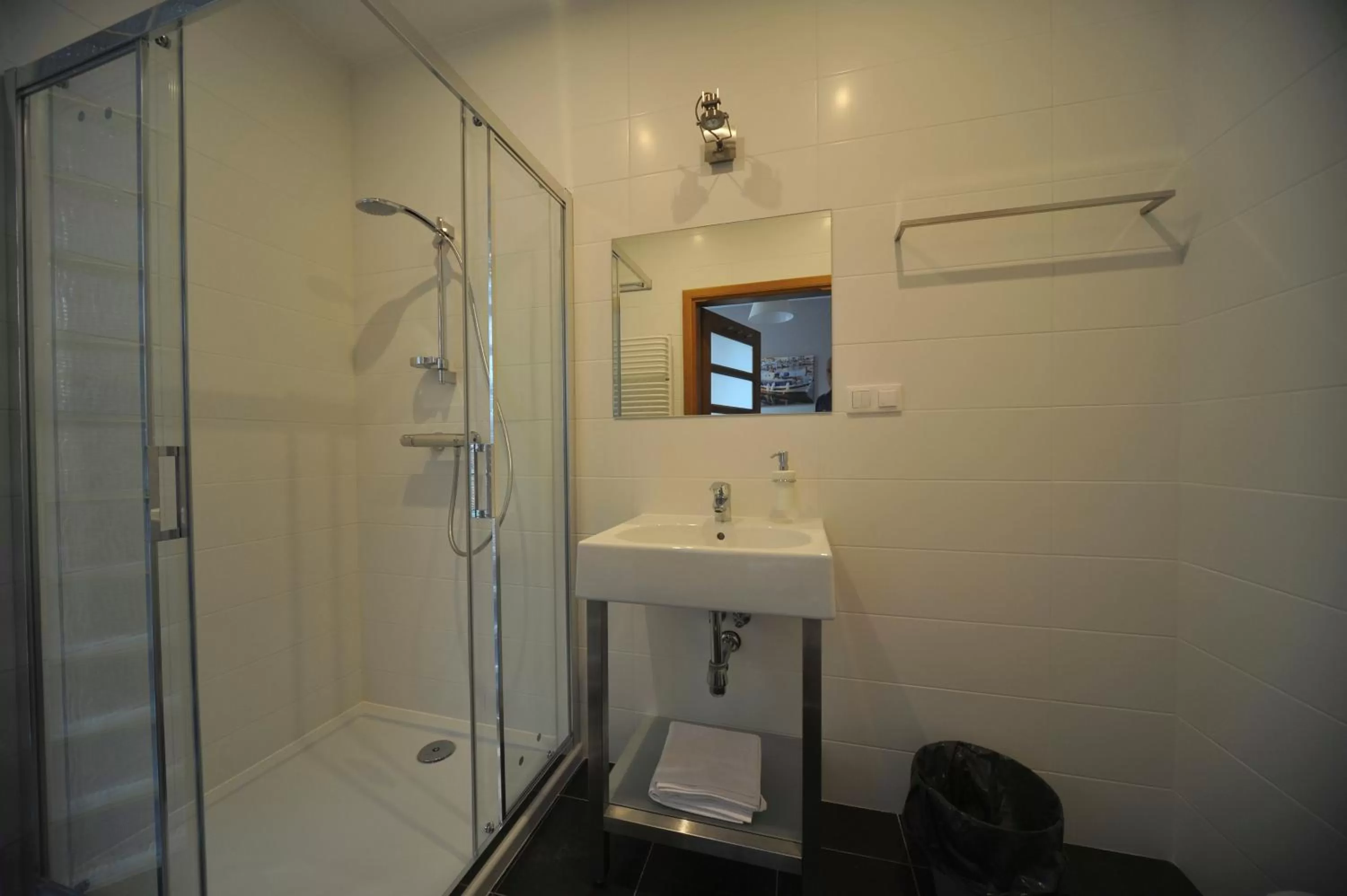 Shower in Vertigo Narie