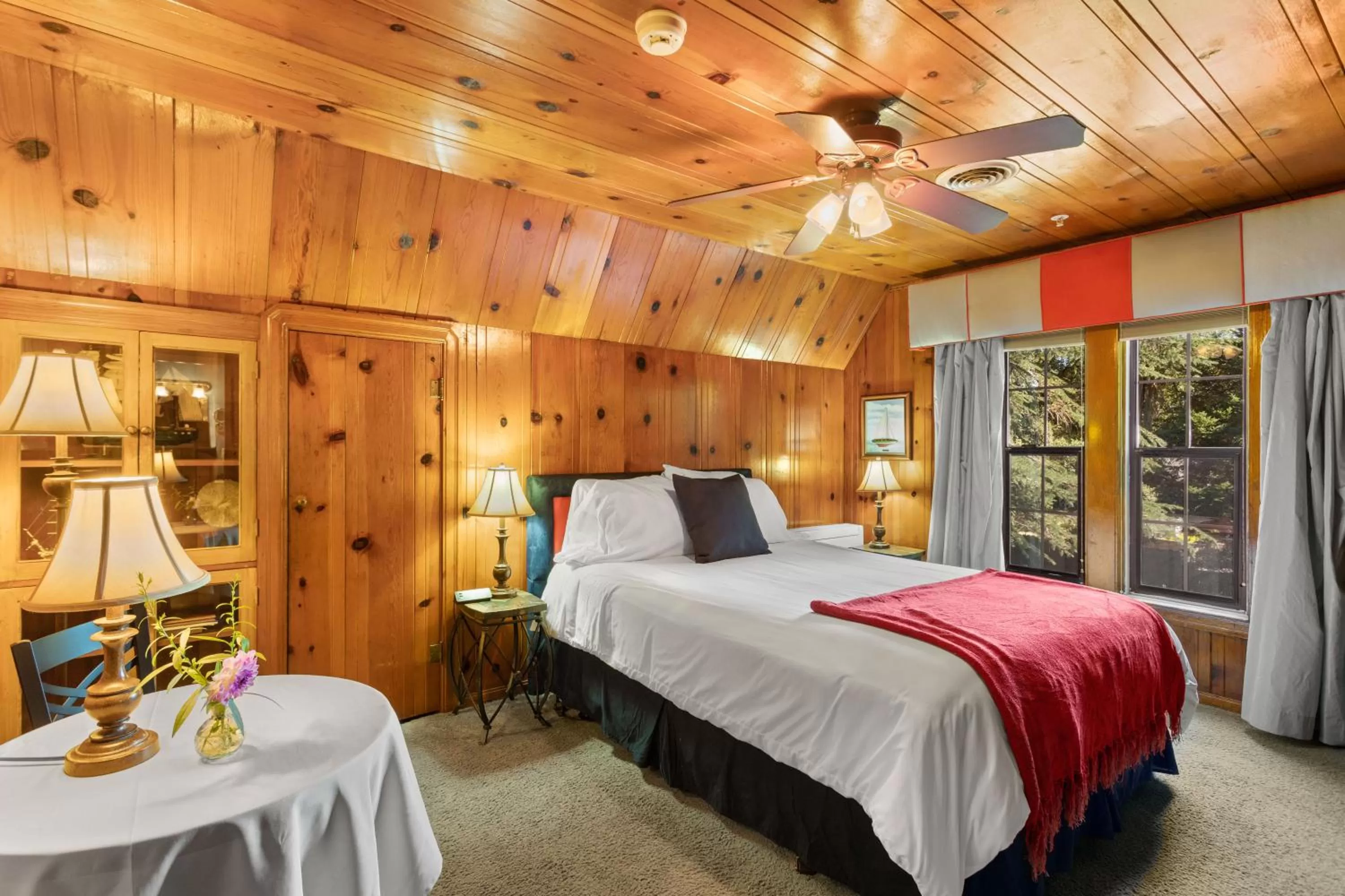 Photo of the whole room, Bed in Candlelight Inn Napa Valley