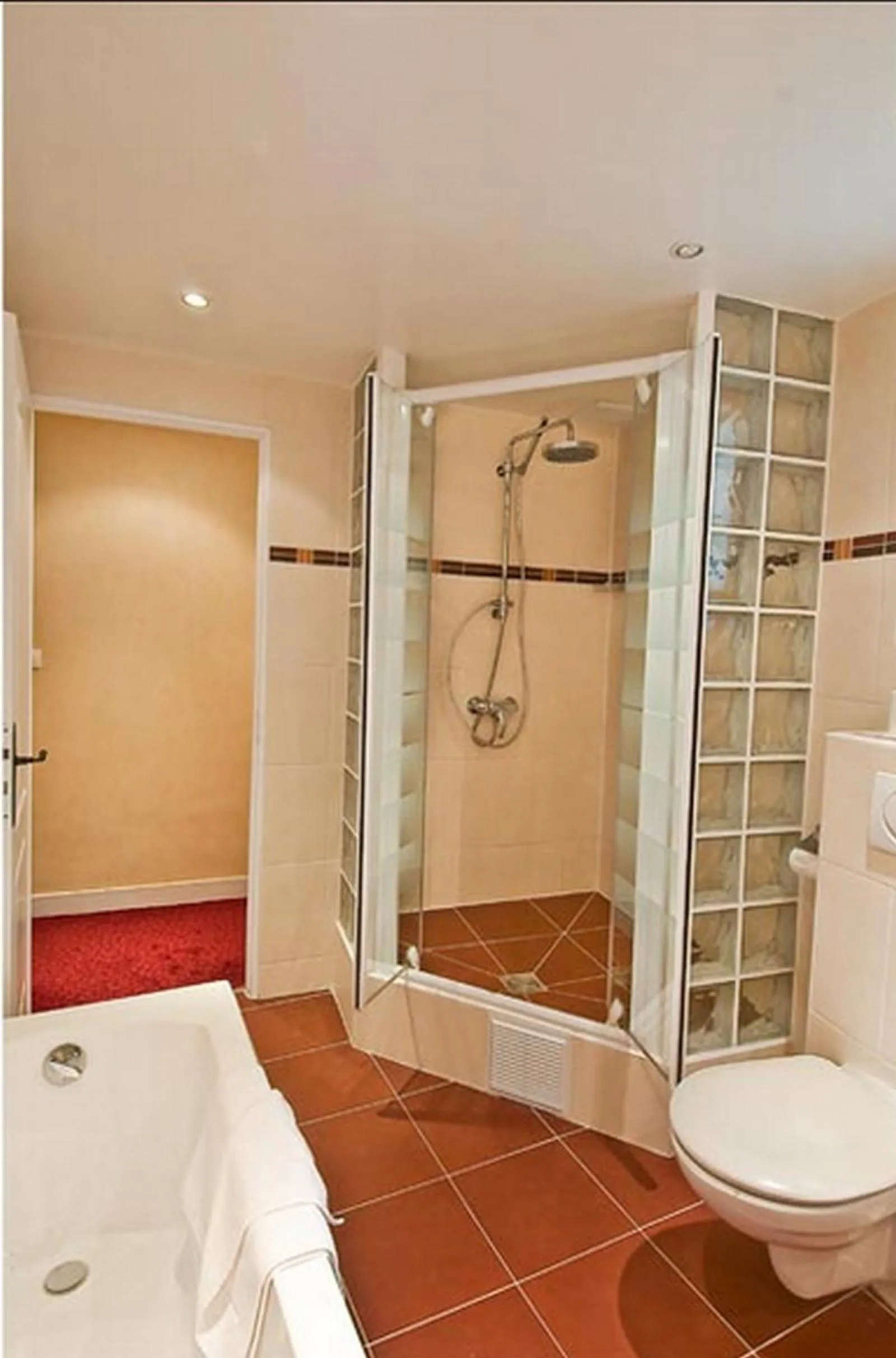 Bathroom in L'Ouest Hotel