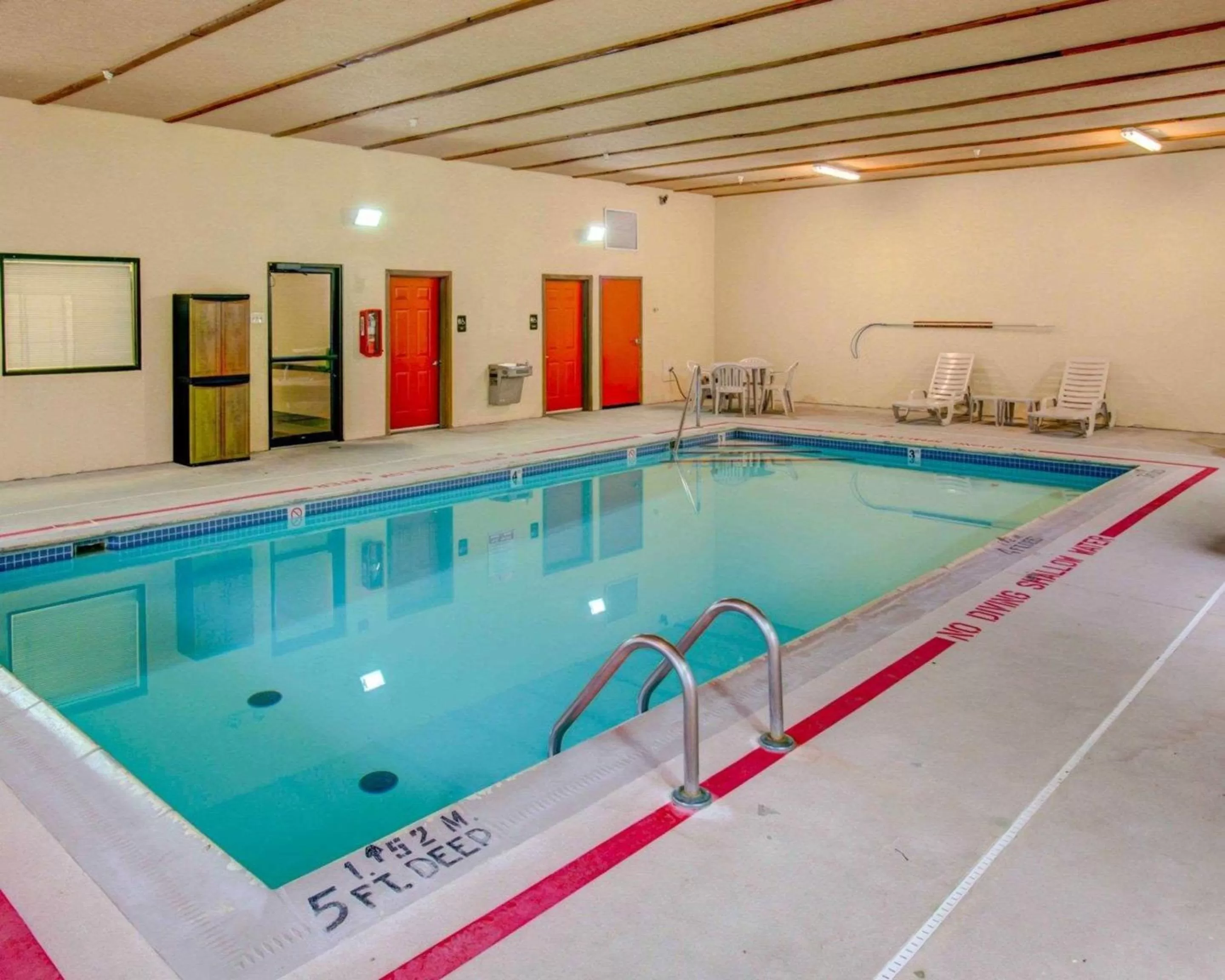 Swimming pool in Comfort Suites Pittsburgh Airport