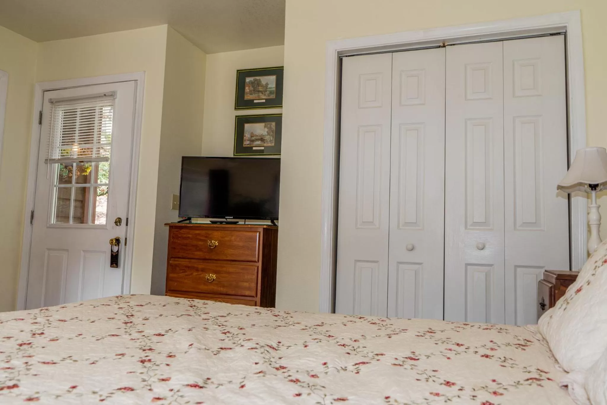 Facade/entrance, Bed in The Chimney Rock Inn & Cottages