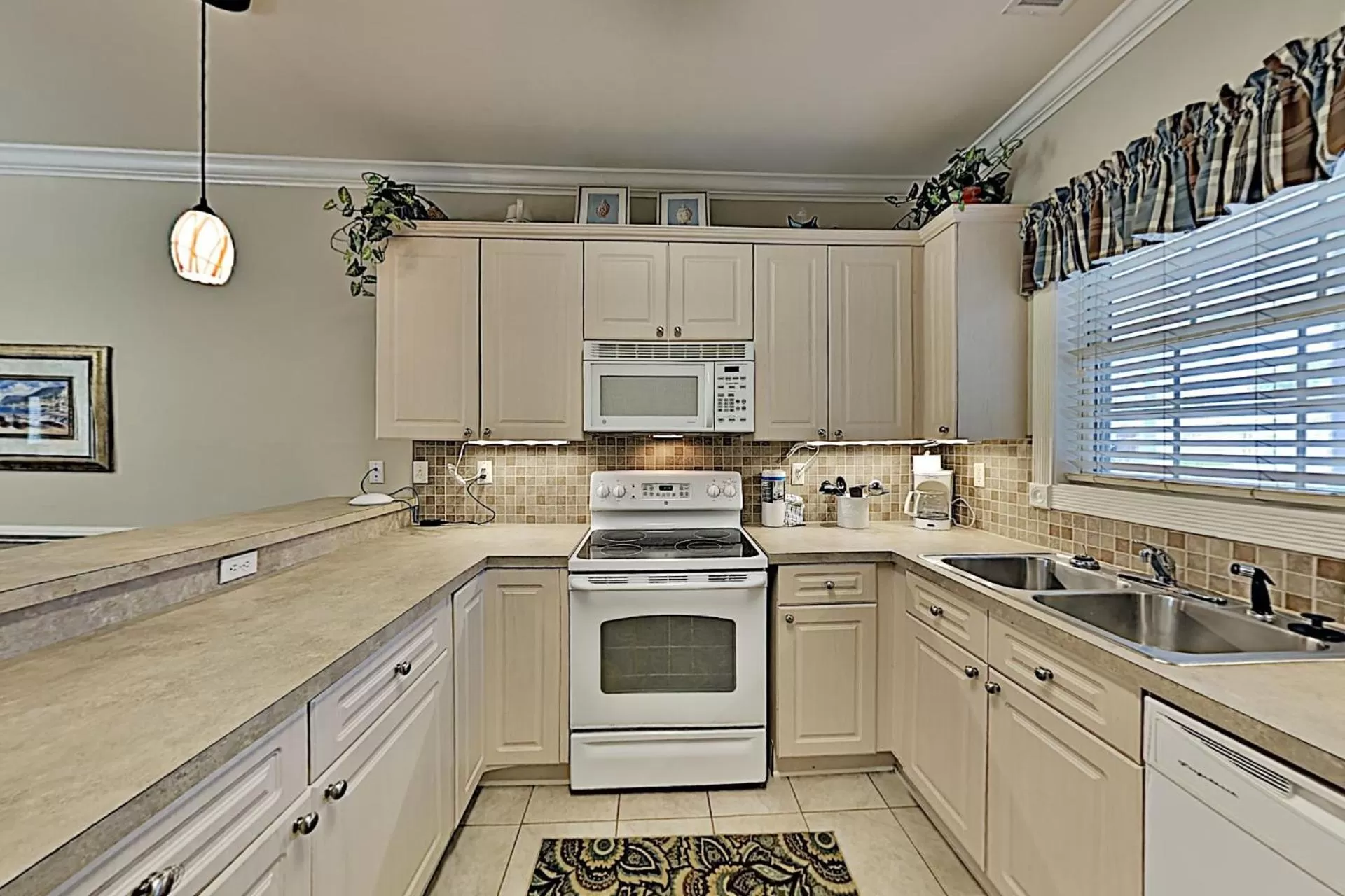 Kitchen or kitchenette in Myrtlewood Condos