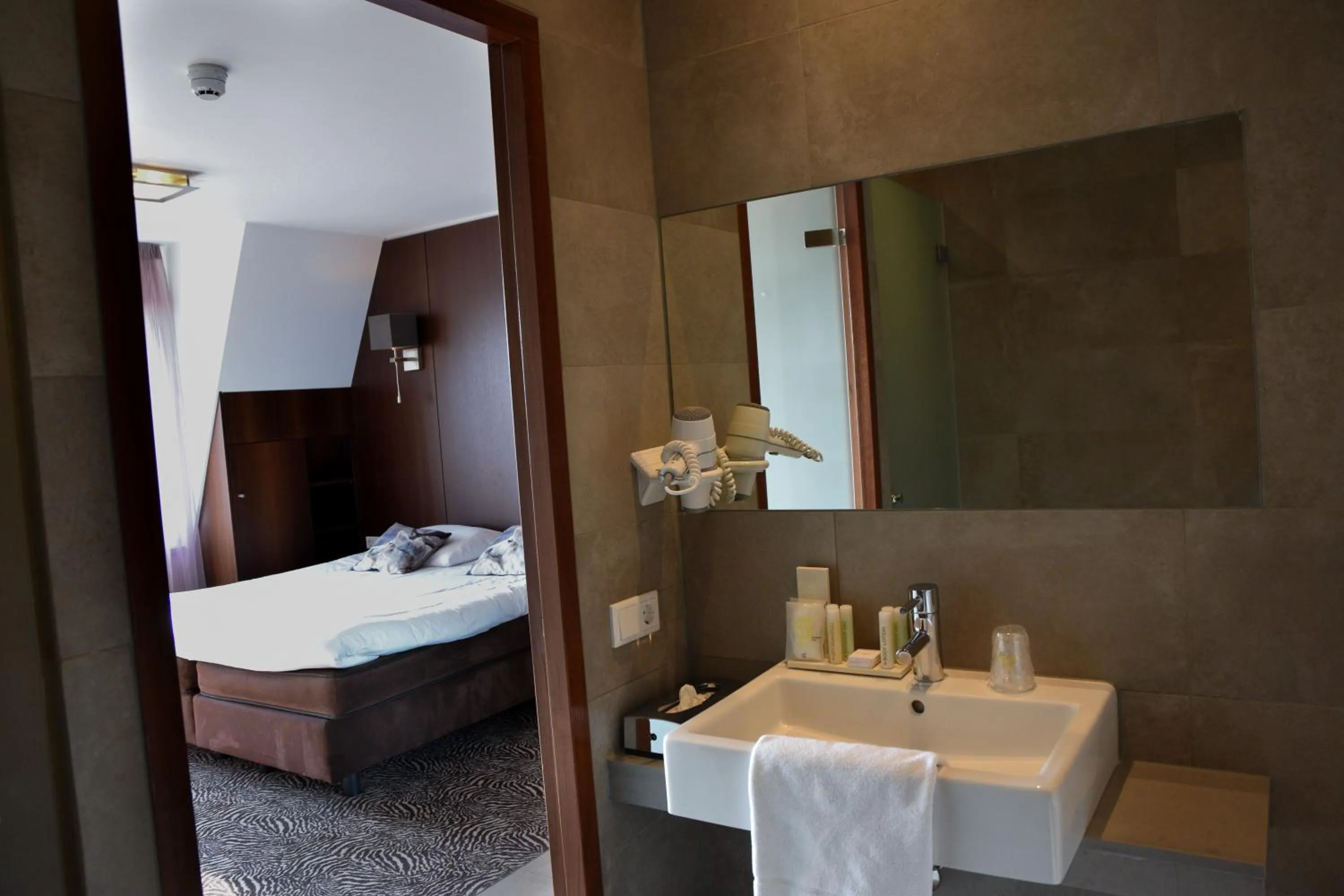 Bathroom, Bed in Golden Tulip West Ende