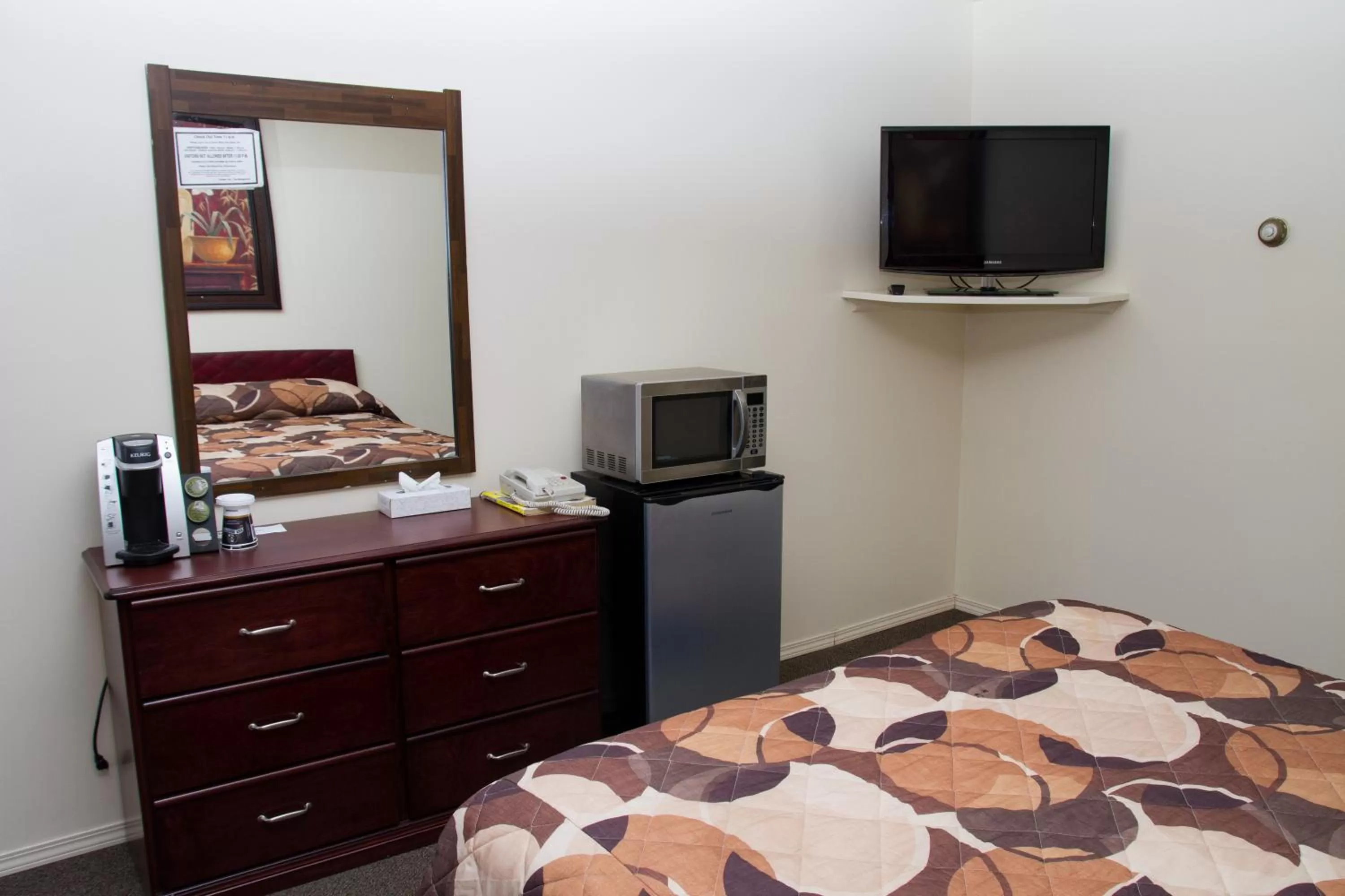 TV/Entertainment Center in Wheel Inn Motel