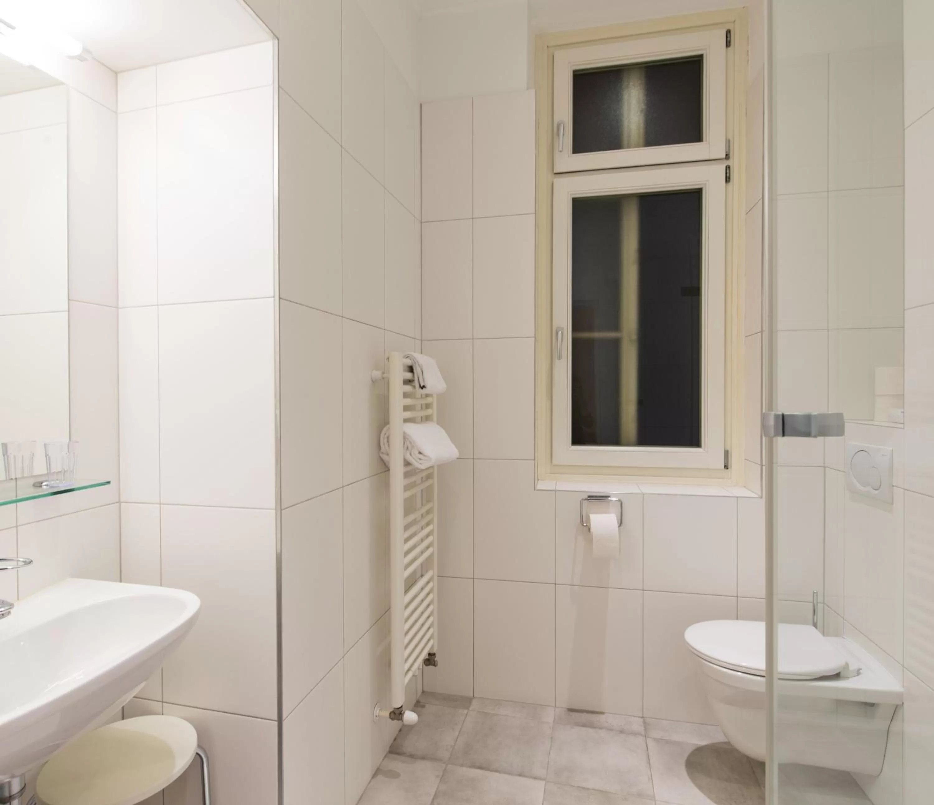 Shower in Hotel Post Wien