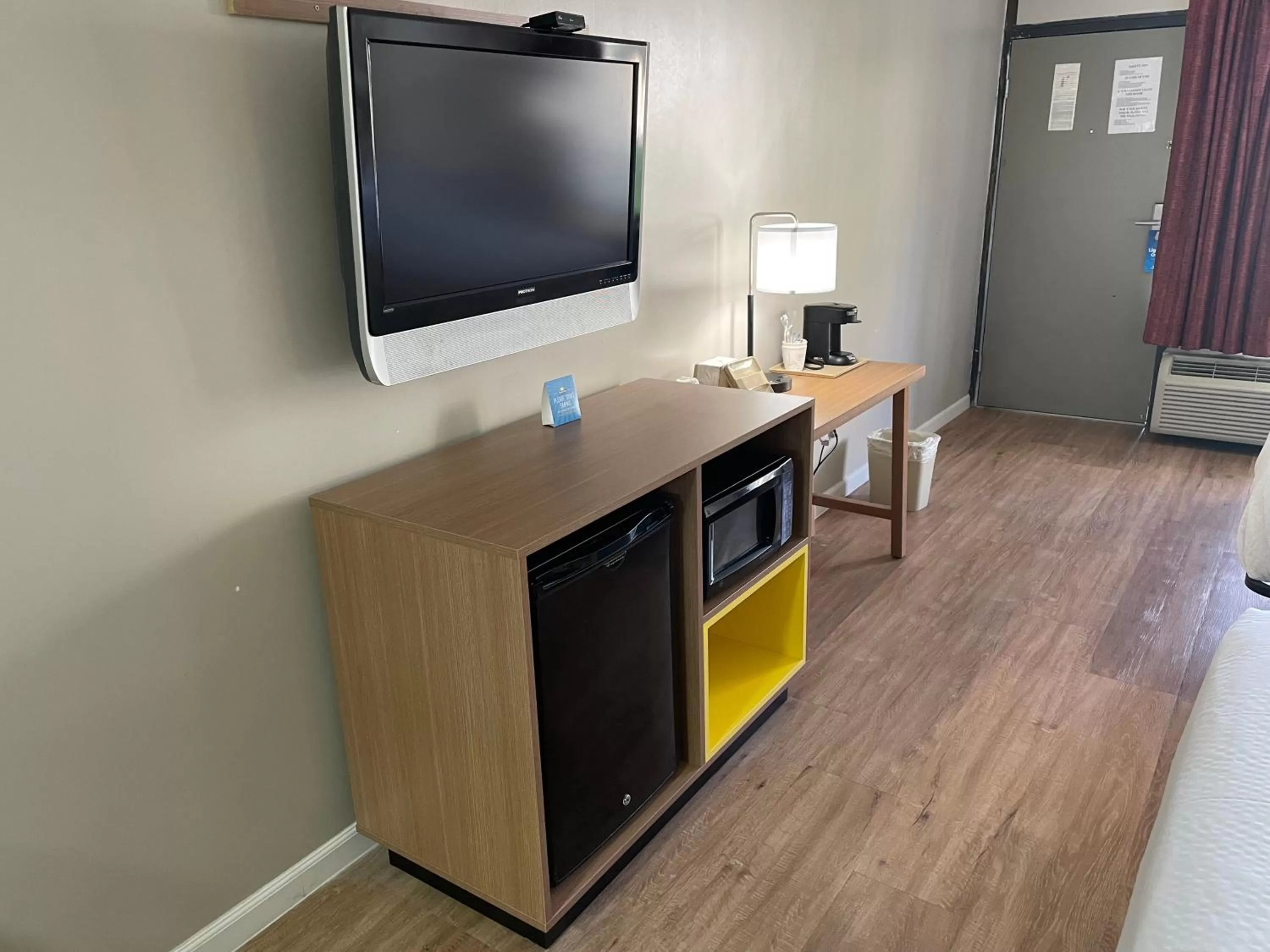 TV and multimedia in Days Inn by Wyndham Valdosta/Near Valdosta Mall