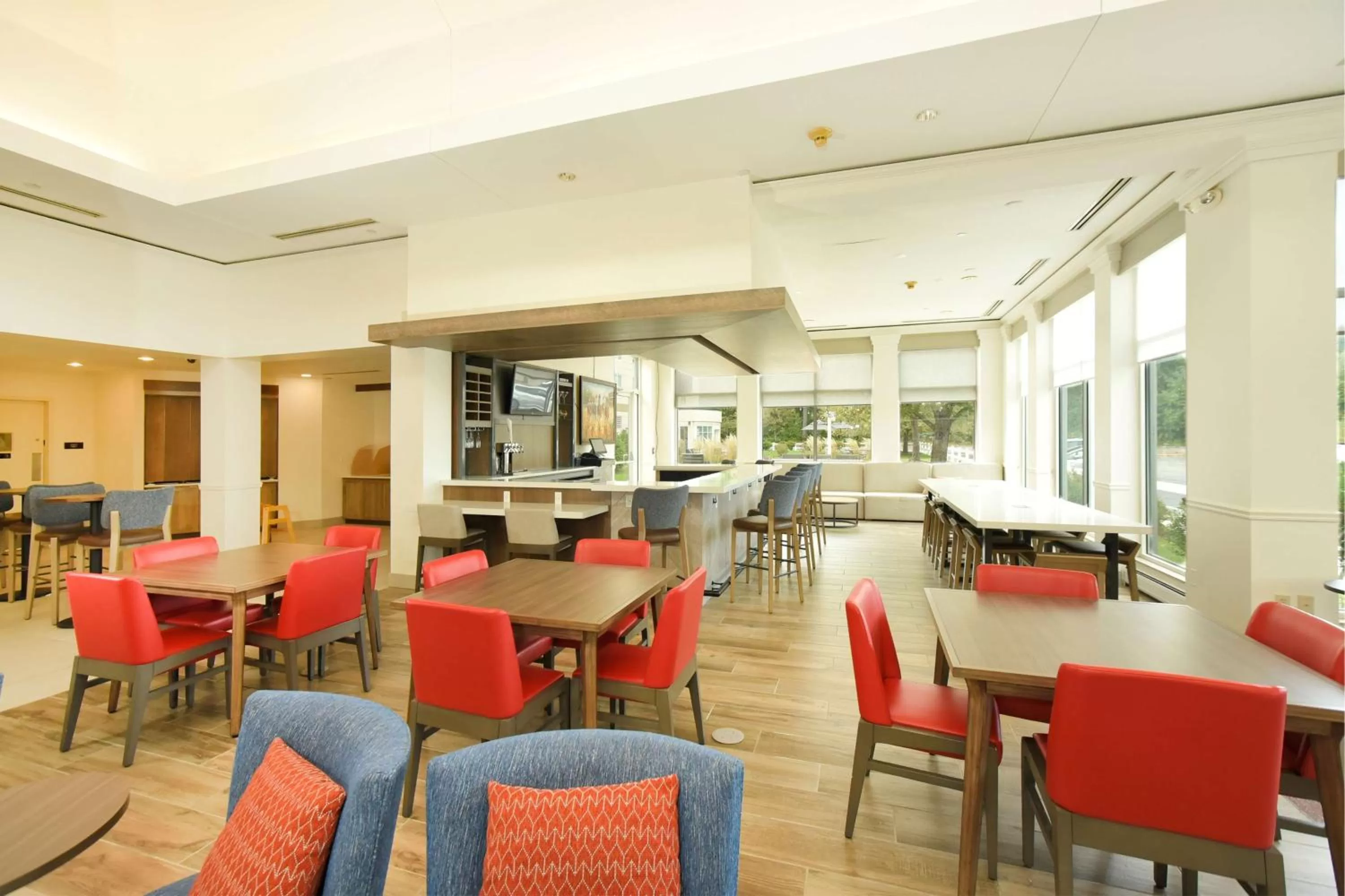Lounge or bar in Hilton Garden Inn Saratoga Springs