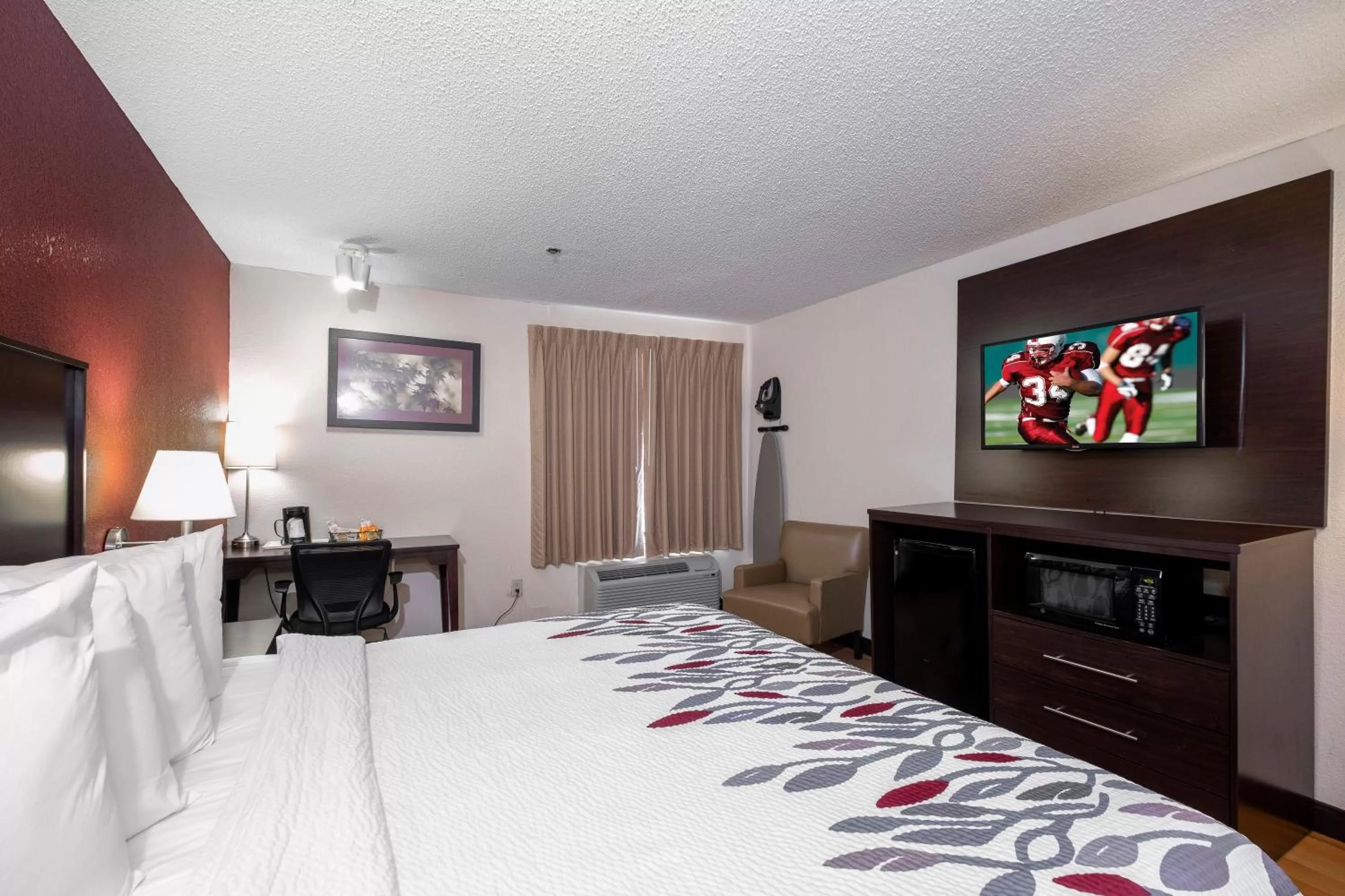 Photo of the whole room, Bed in Red Roof Inn Knoxville Central – Papermill Road