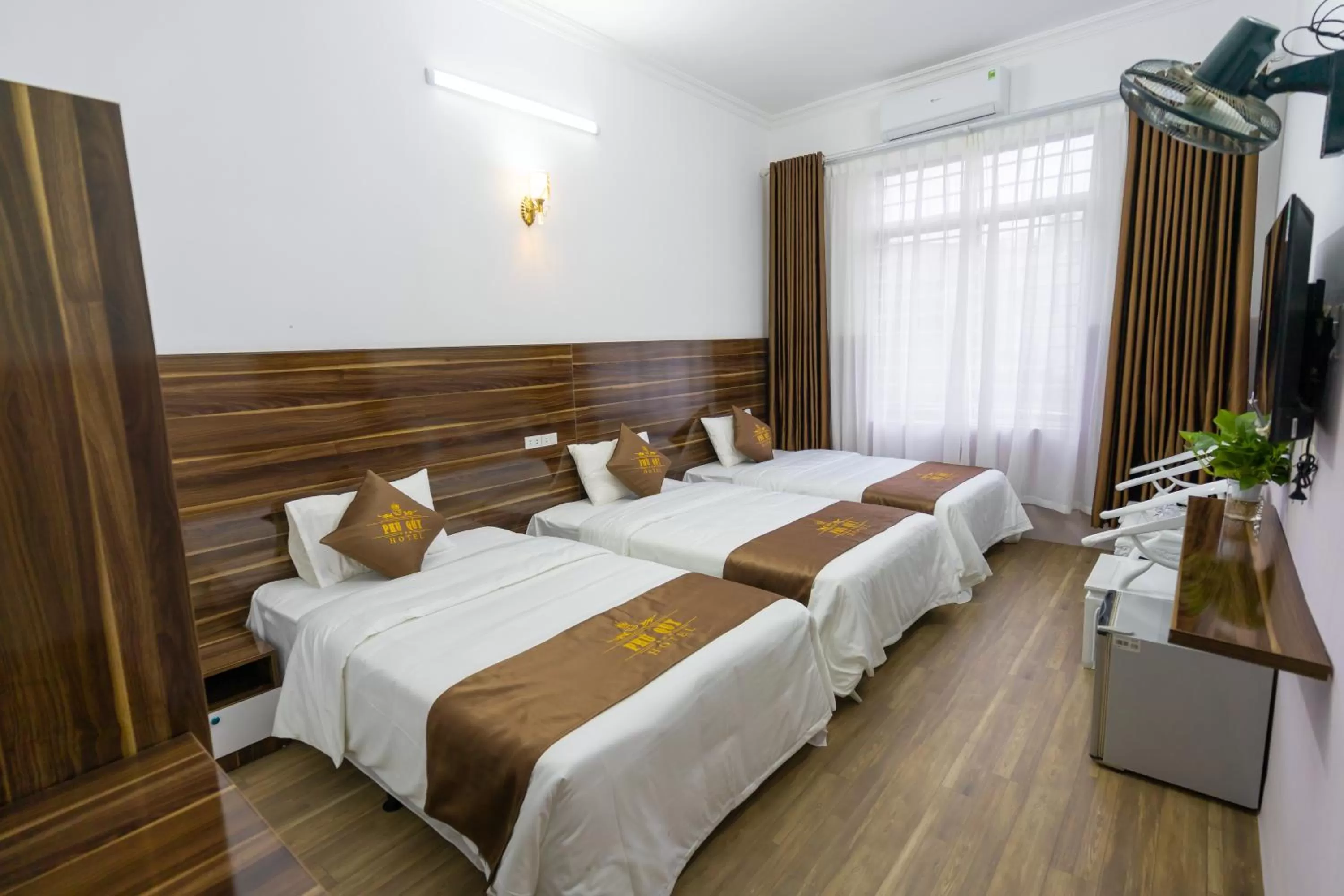 PHÚ QUÝ HOTEL near ĐÔNG KINH MARKET