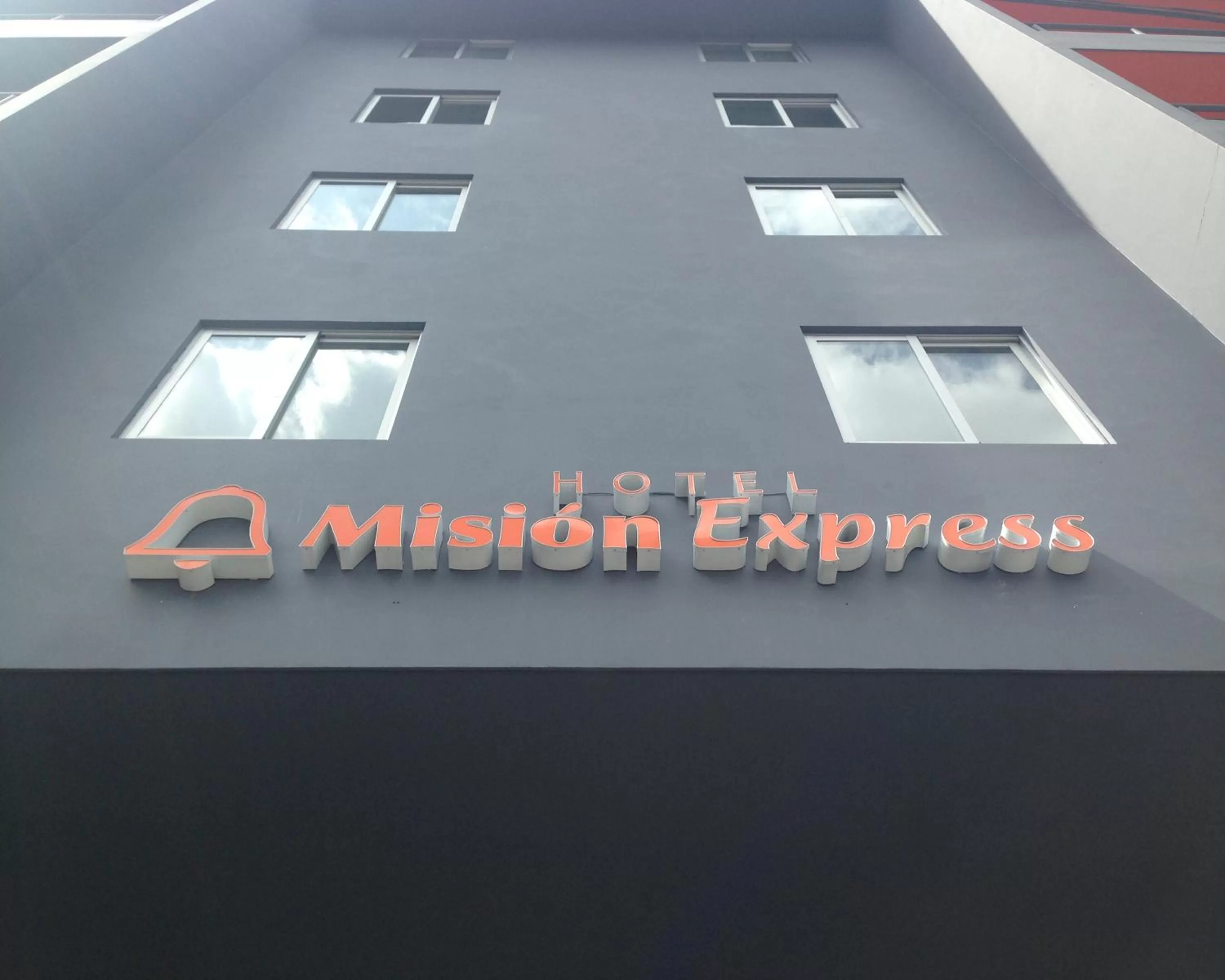 Facade/entrance in Hotel Misión Express Xalapa