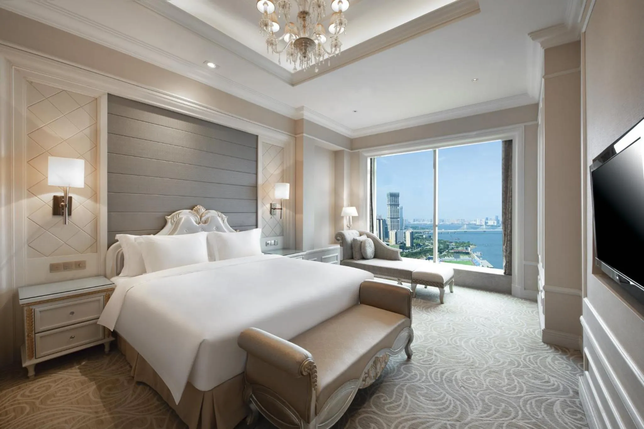 Photo of the whole room, Bed in Crowne Plaza Nanchang Riverside, an IHG Hotel