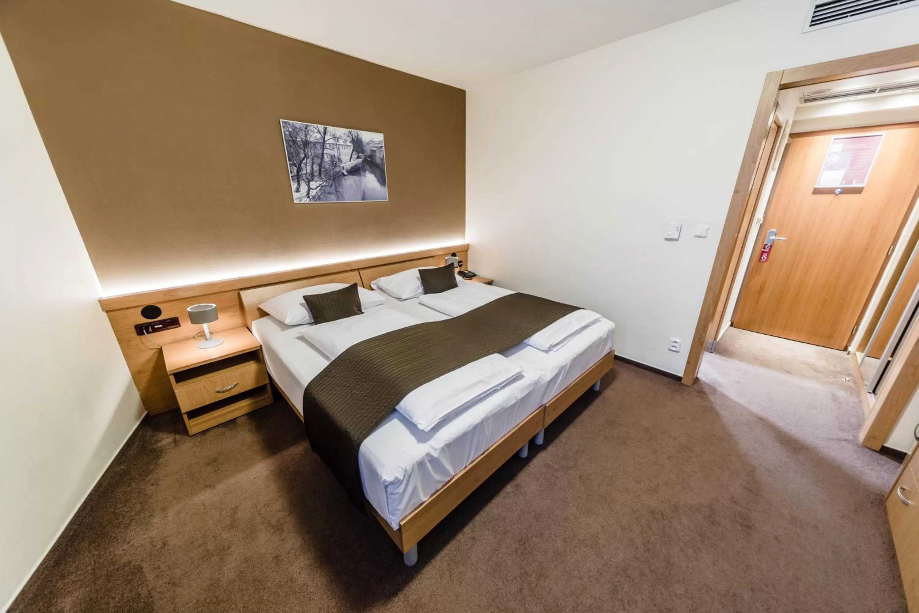 Bedroom, Bed in Archibald City