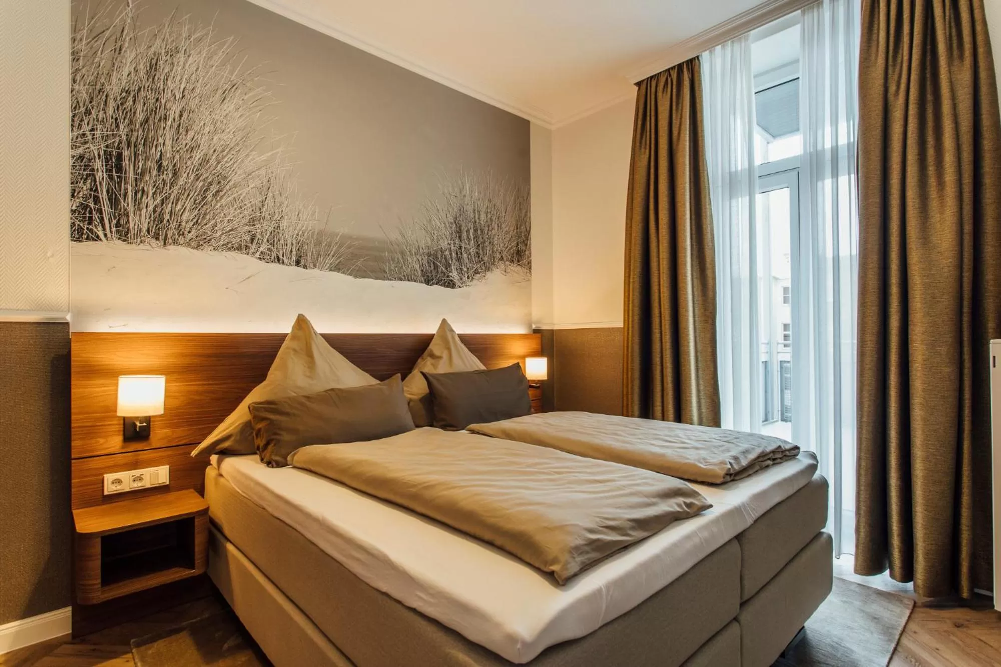 Bedroom, Bed in Strandhotel Hohenzollern