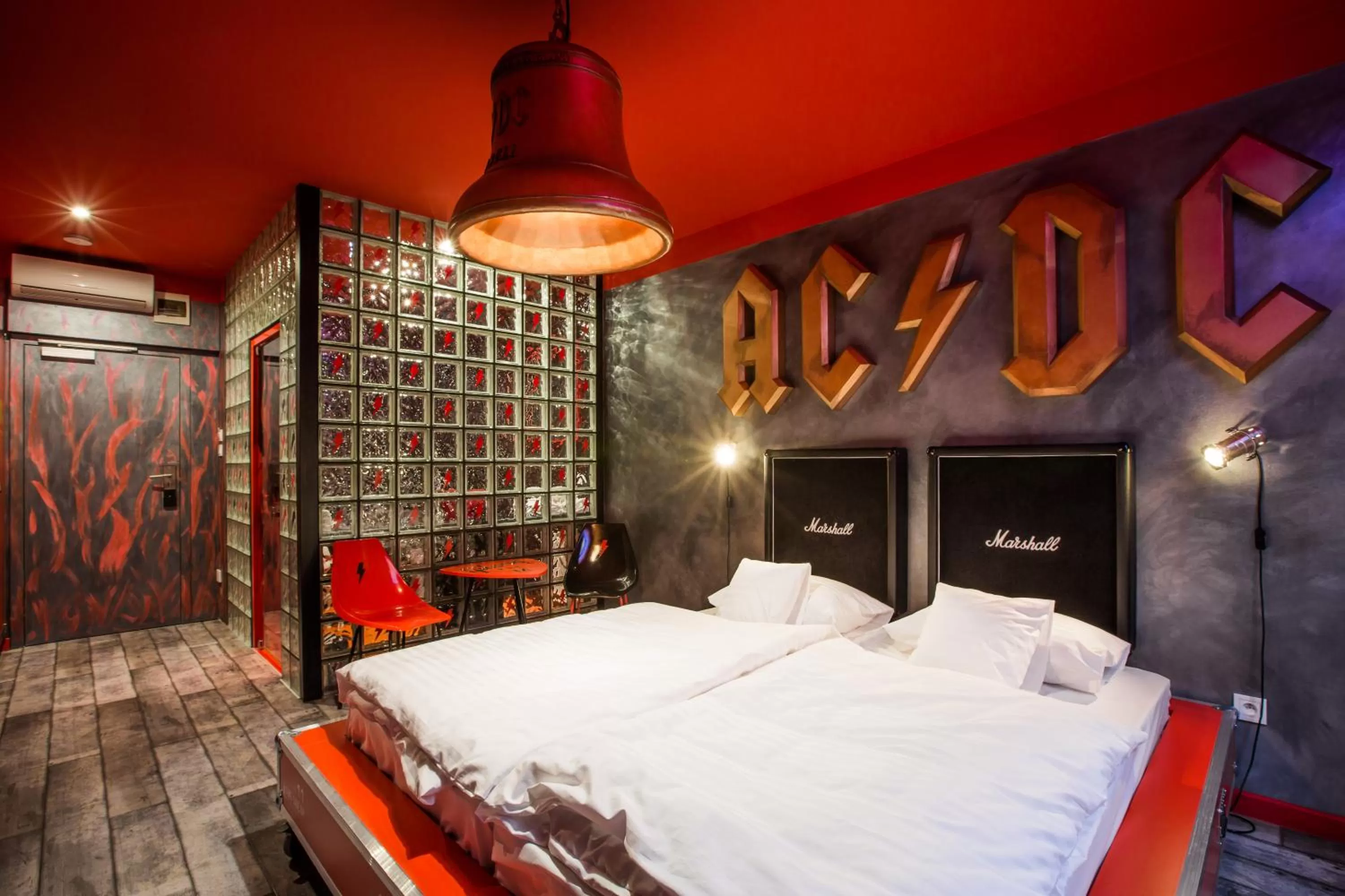 Bed in Retro hotel Garage