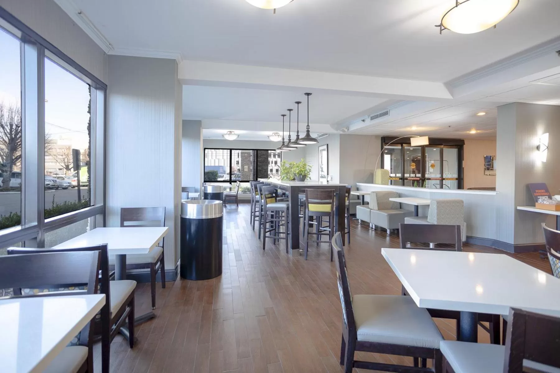 Dining area in Holiday Inn Express - Newark Airport - Elizabeth by IHG