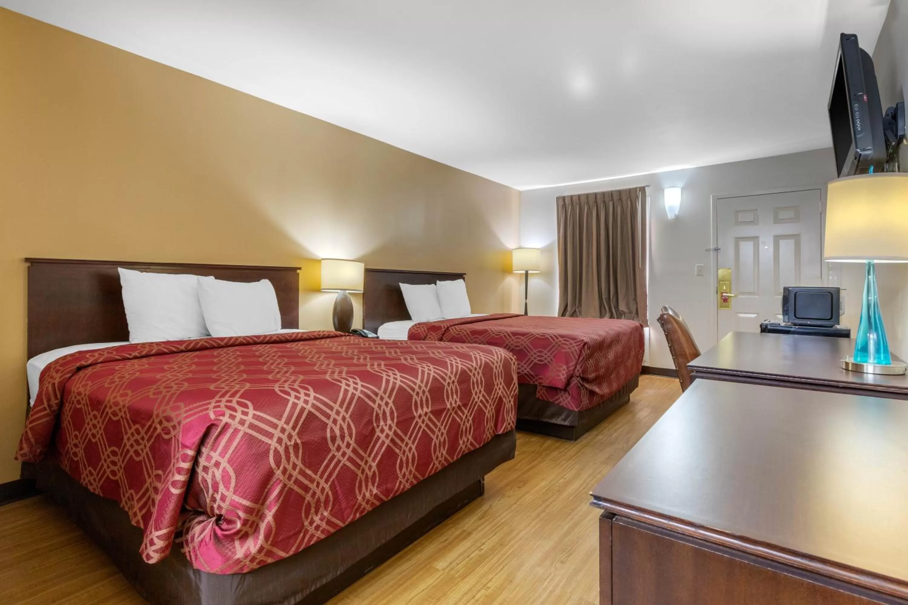 Photo of the whole room, Bed in Econo Lodge Gaffney