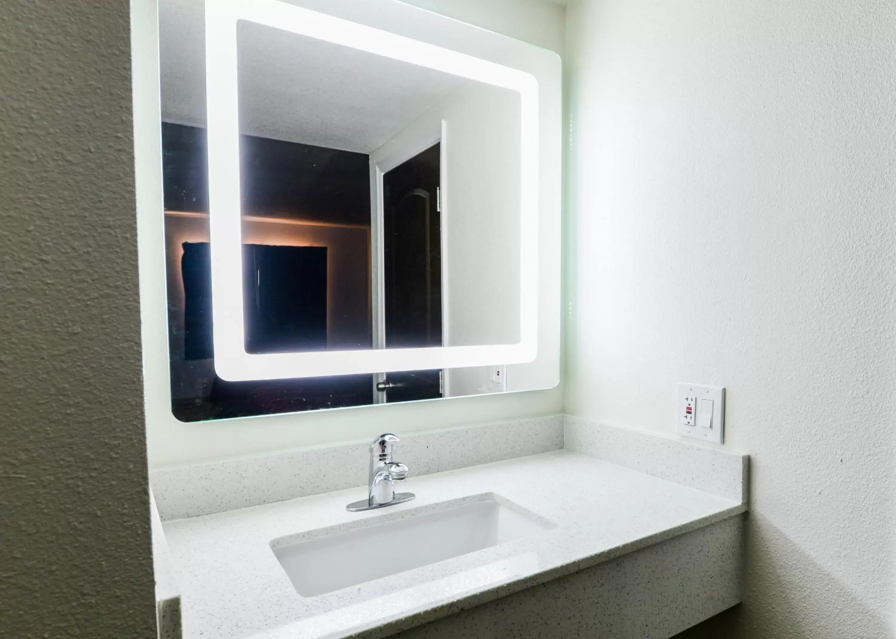 Queen Room - Disability Access in Hollywood Inn Express LAX Queen Room - Disability Access in Hollywood Inn Express LAX