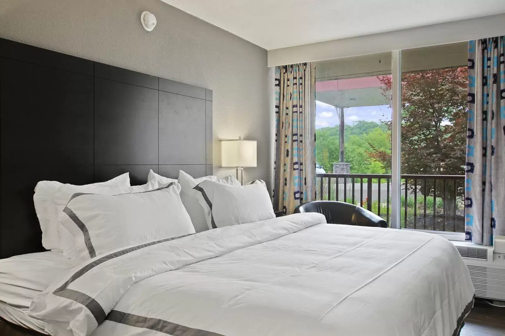 1 King Bed Non-Smoking in The Resort at Lake of the Ozarks 1 King Bed Non-Smoking in The Resort at Lake of the Ozarks