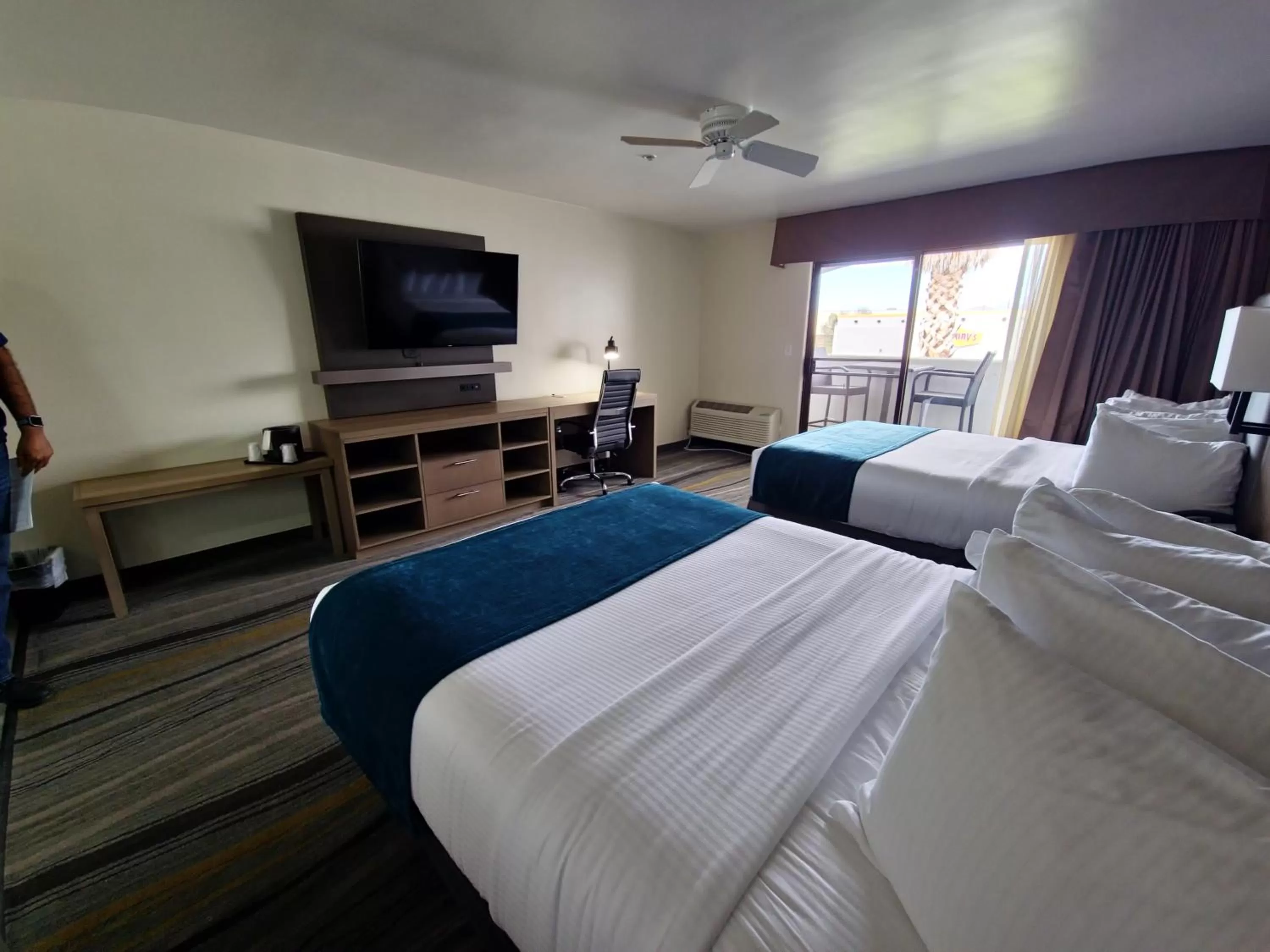 Communal lounge/ TV room, Bed in Los Viajeros Inn