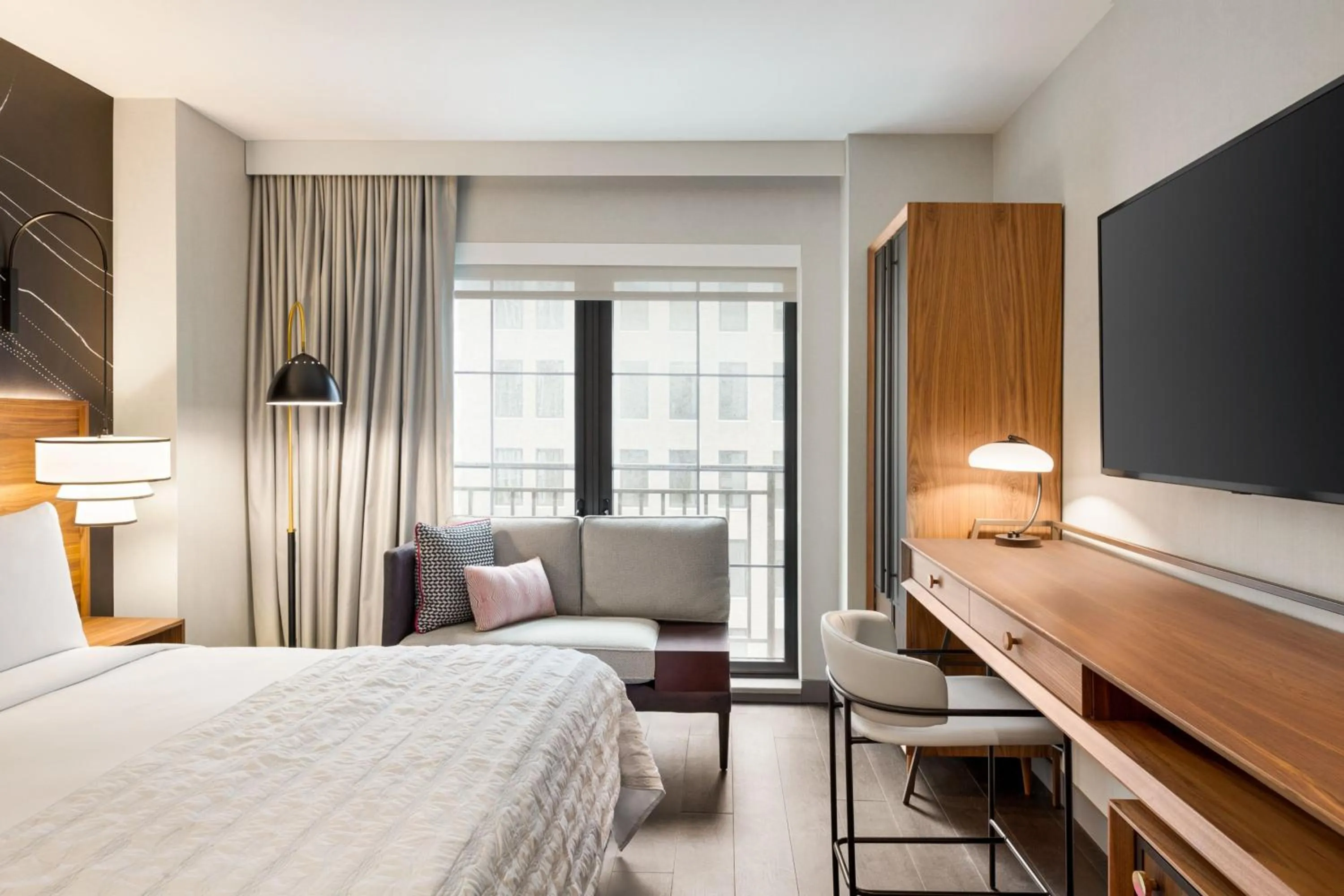 Photo of the whole room, Bed in Le Meridien New York, Fifth Avenue