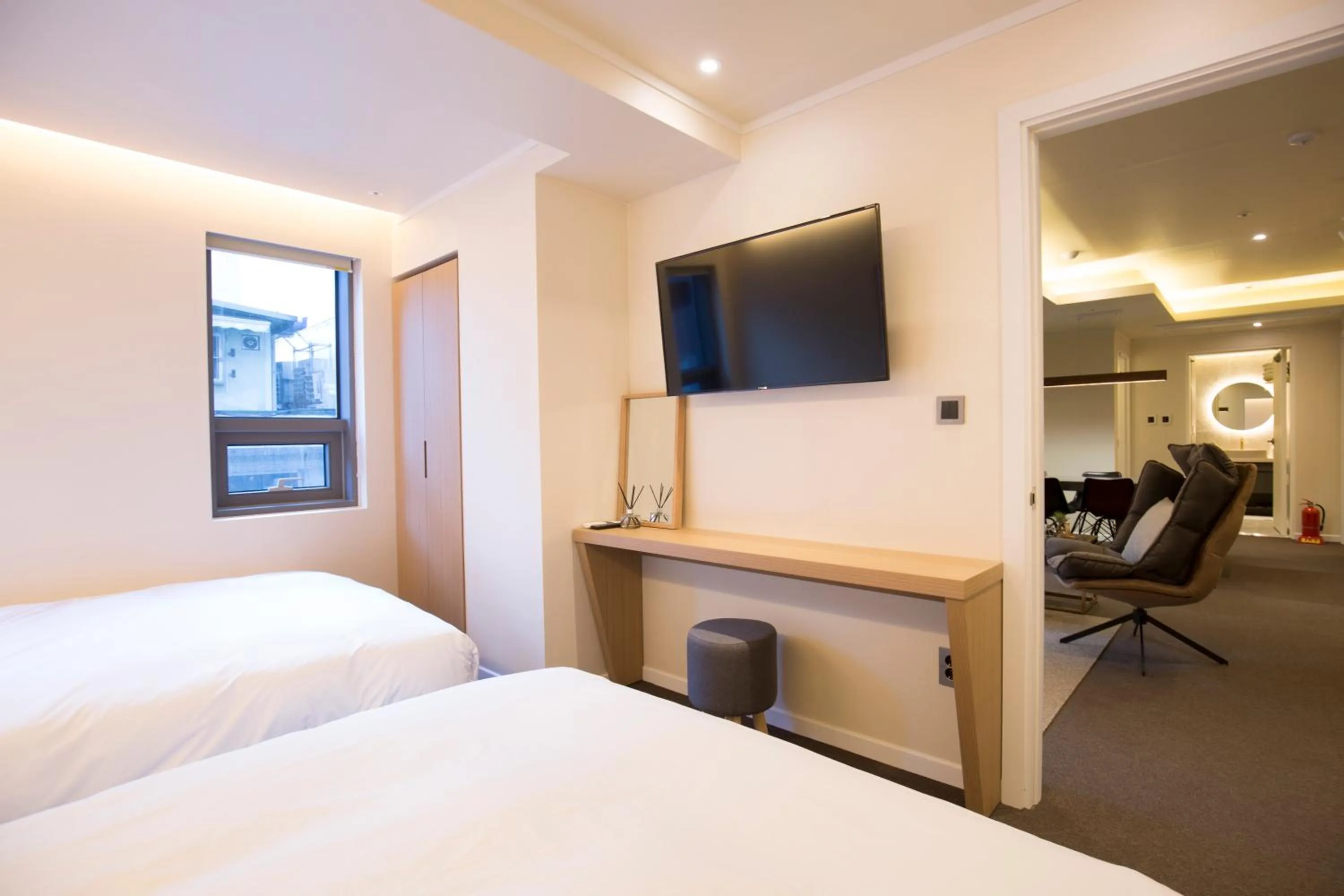 Bed, TV/Entertainment Center in UH Suite The Jongno