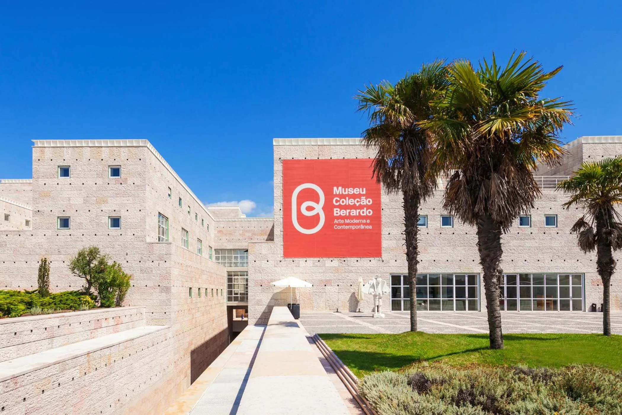 Famous Crows Lisbon Suites