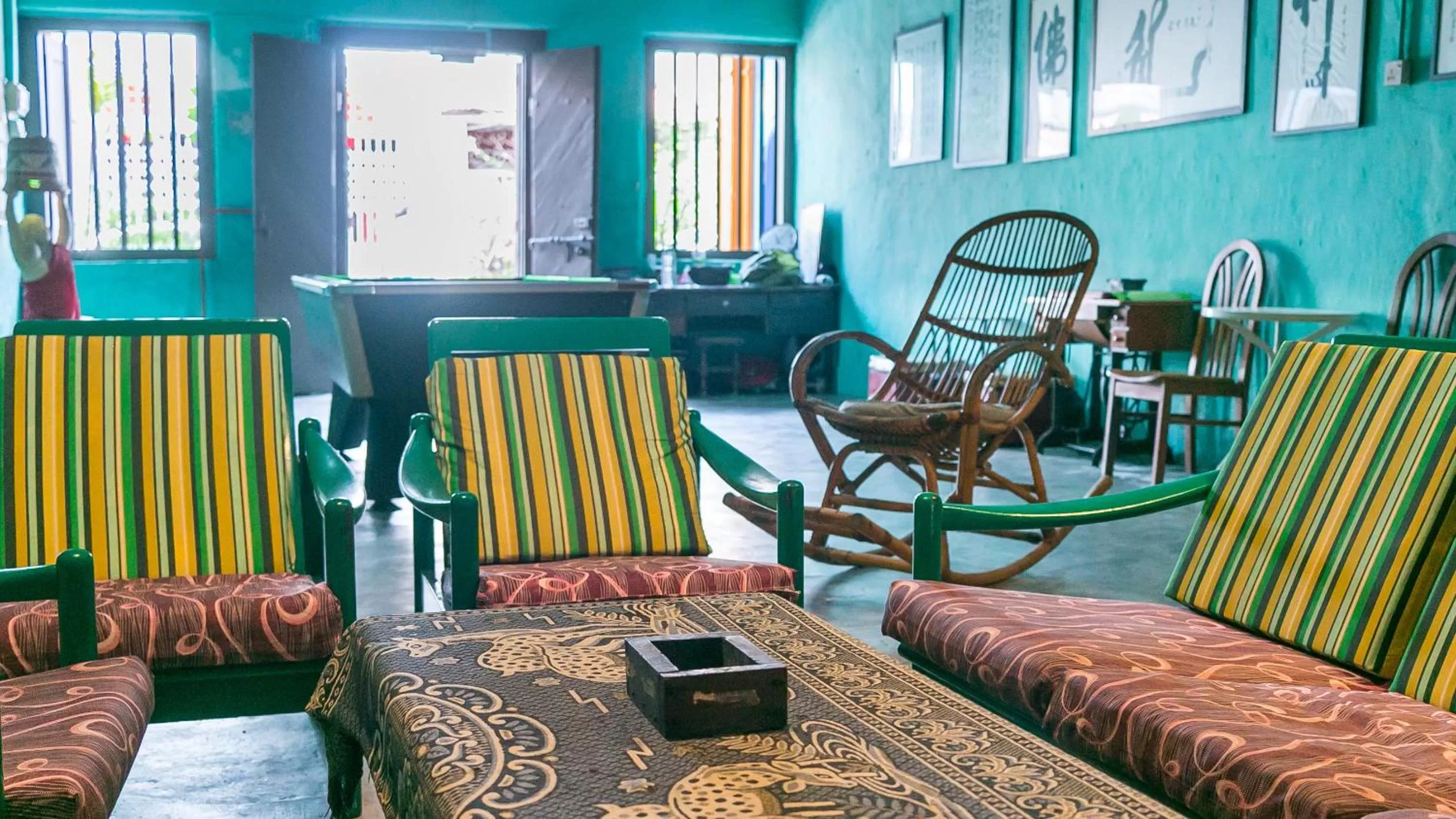 Communal lounge/ TV room in Voyage Guesthouse