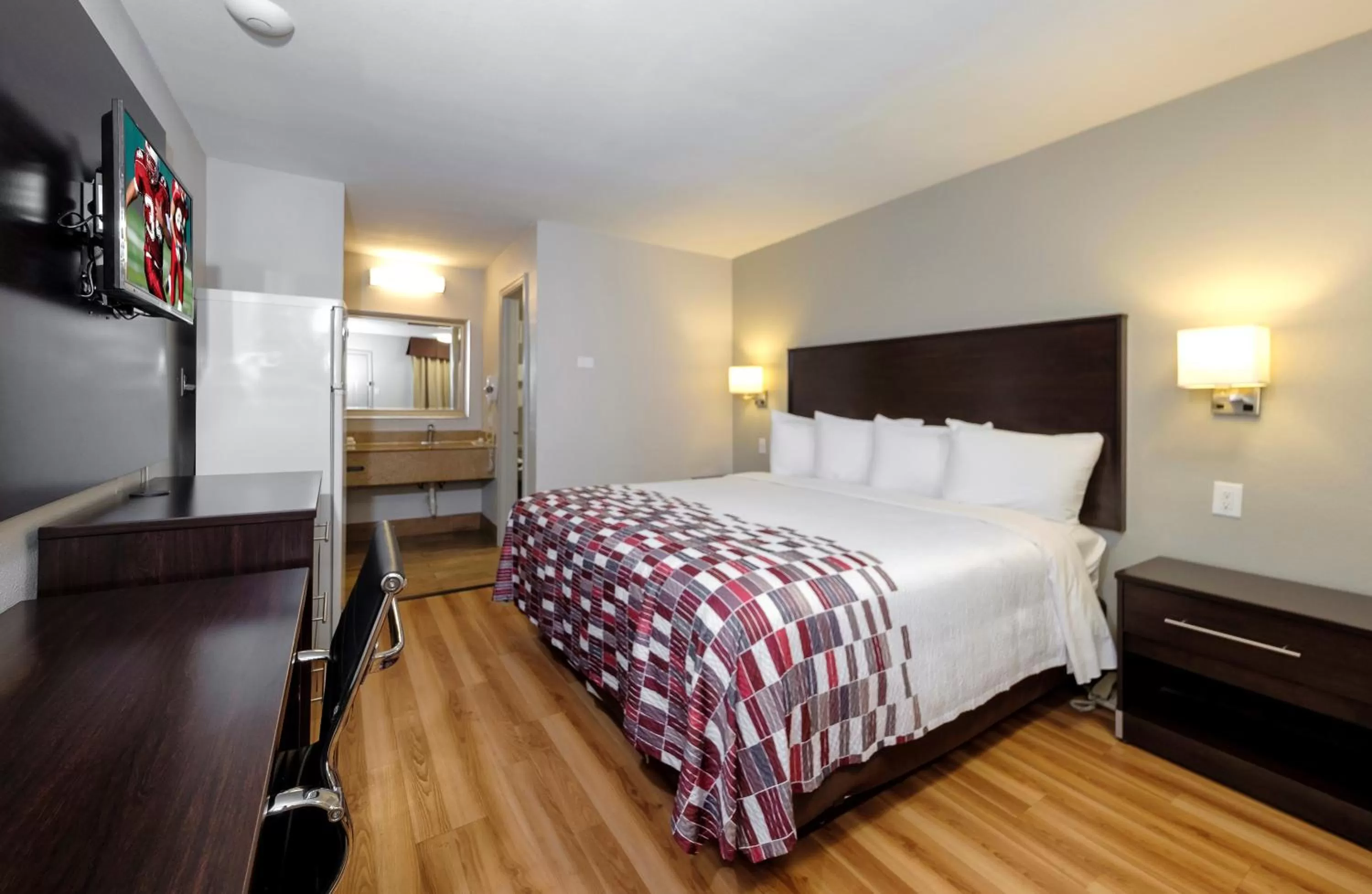 Deluxe King Room Non-Smoking in Red Roof Inn Arlington - Entertainment District