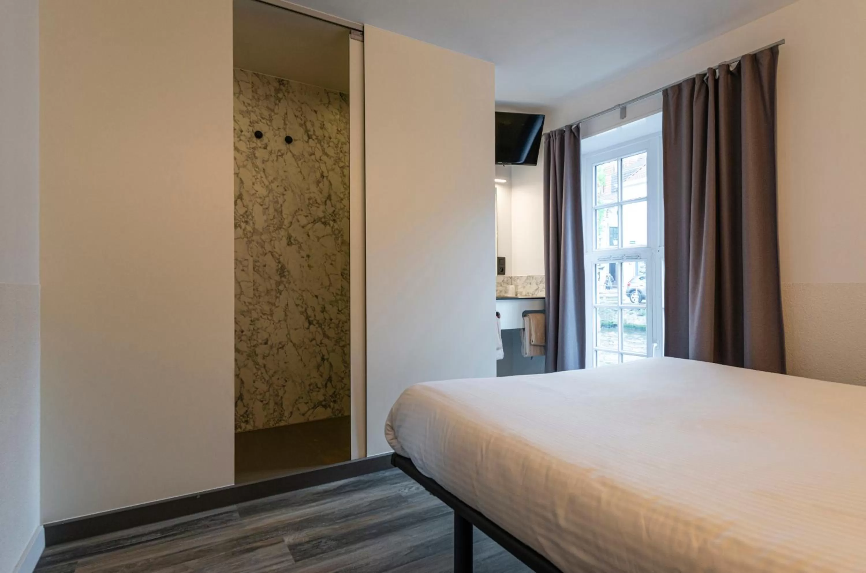 Bed in Canalview Hotel Ter Reien