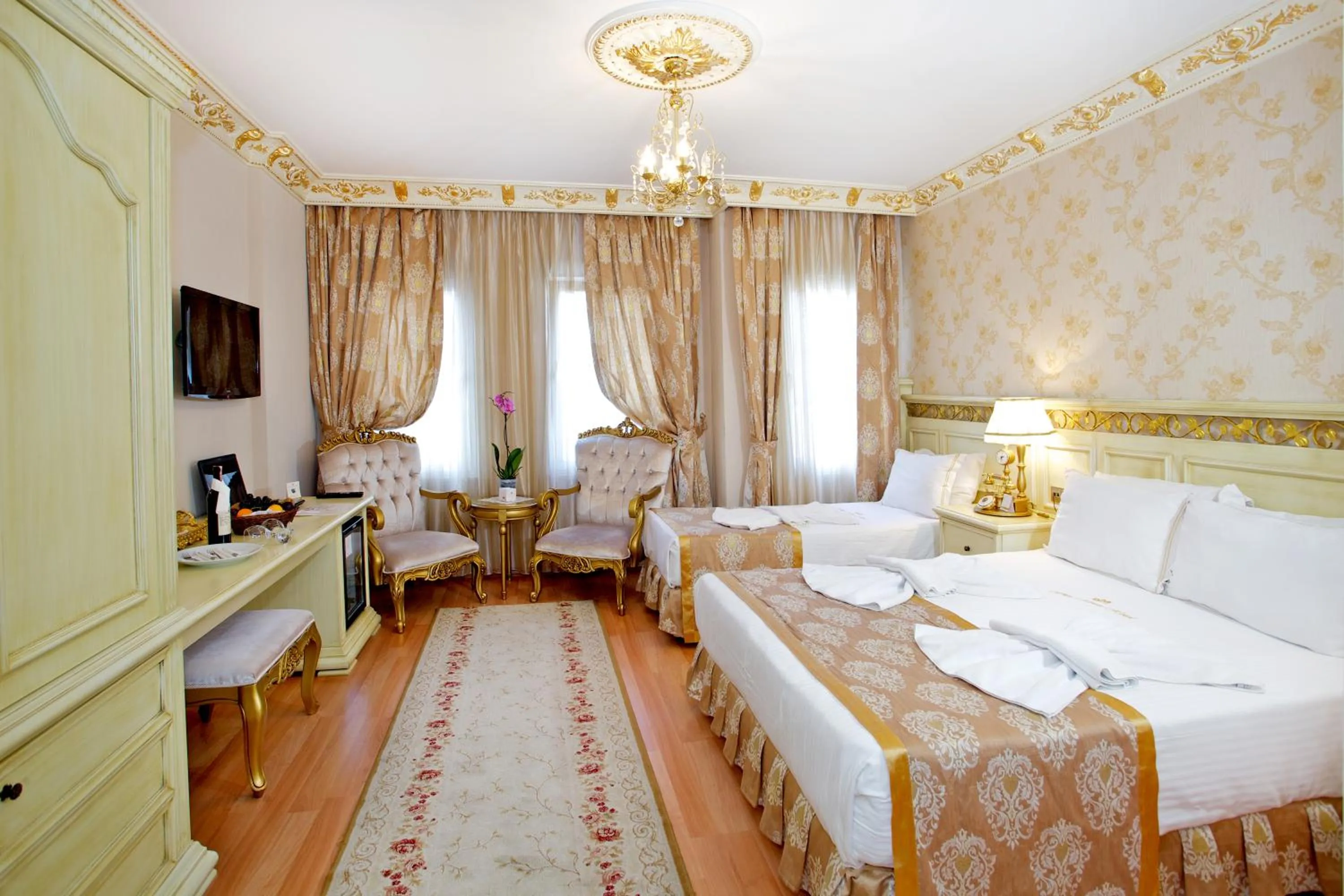 Photo of the whole room, Bed in White House Hotel Istanbul