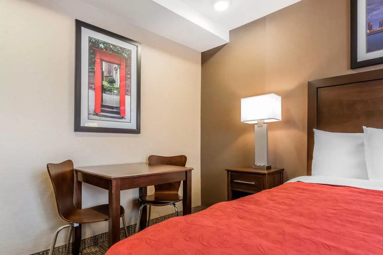 Seating area, Bed in Rodeway Inn Chicago/Evanston