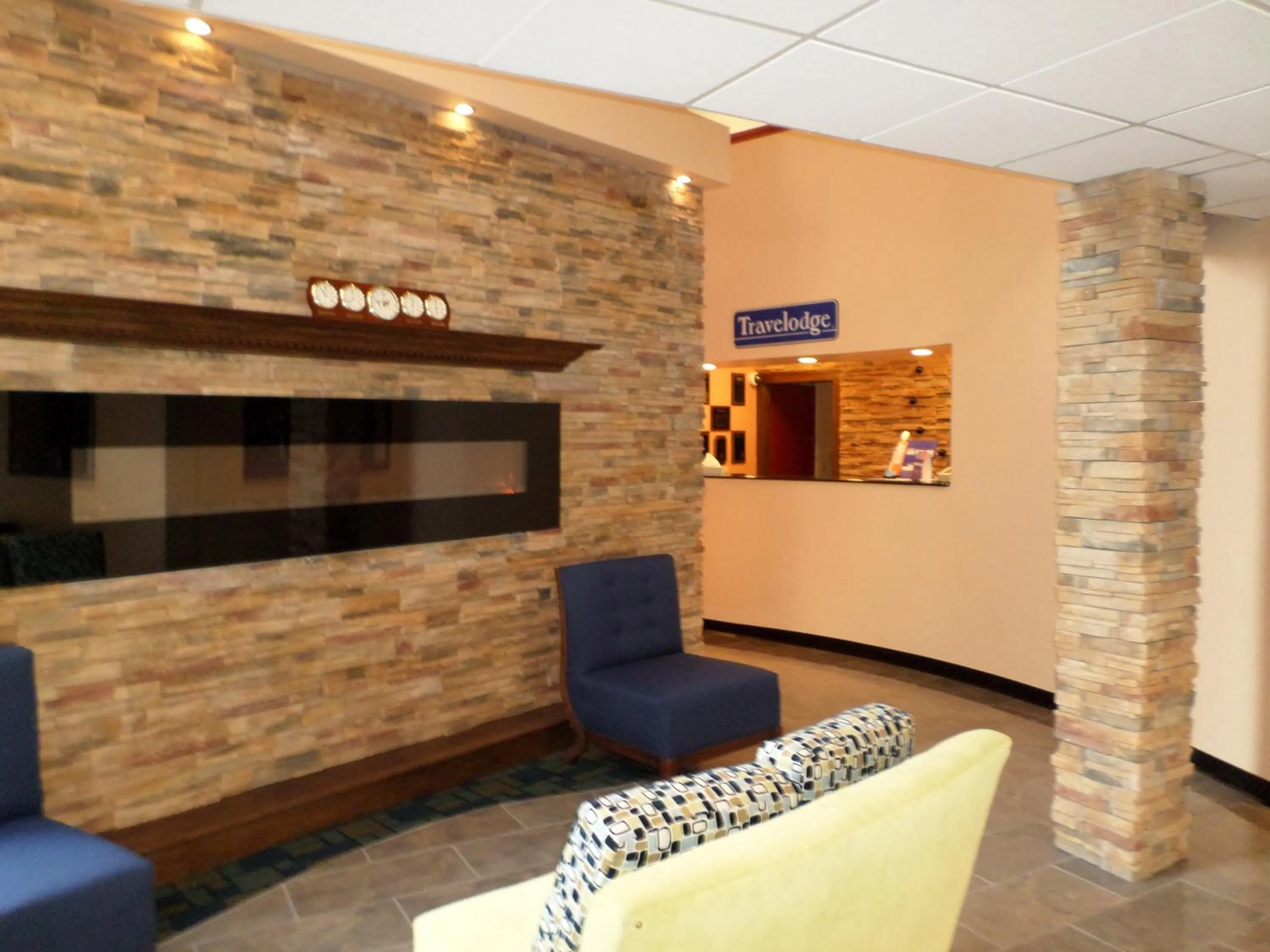 Lobby or reception in Travelodge by Wyndham Cleveland Lakewood