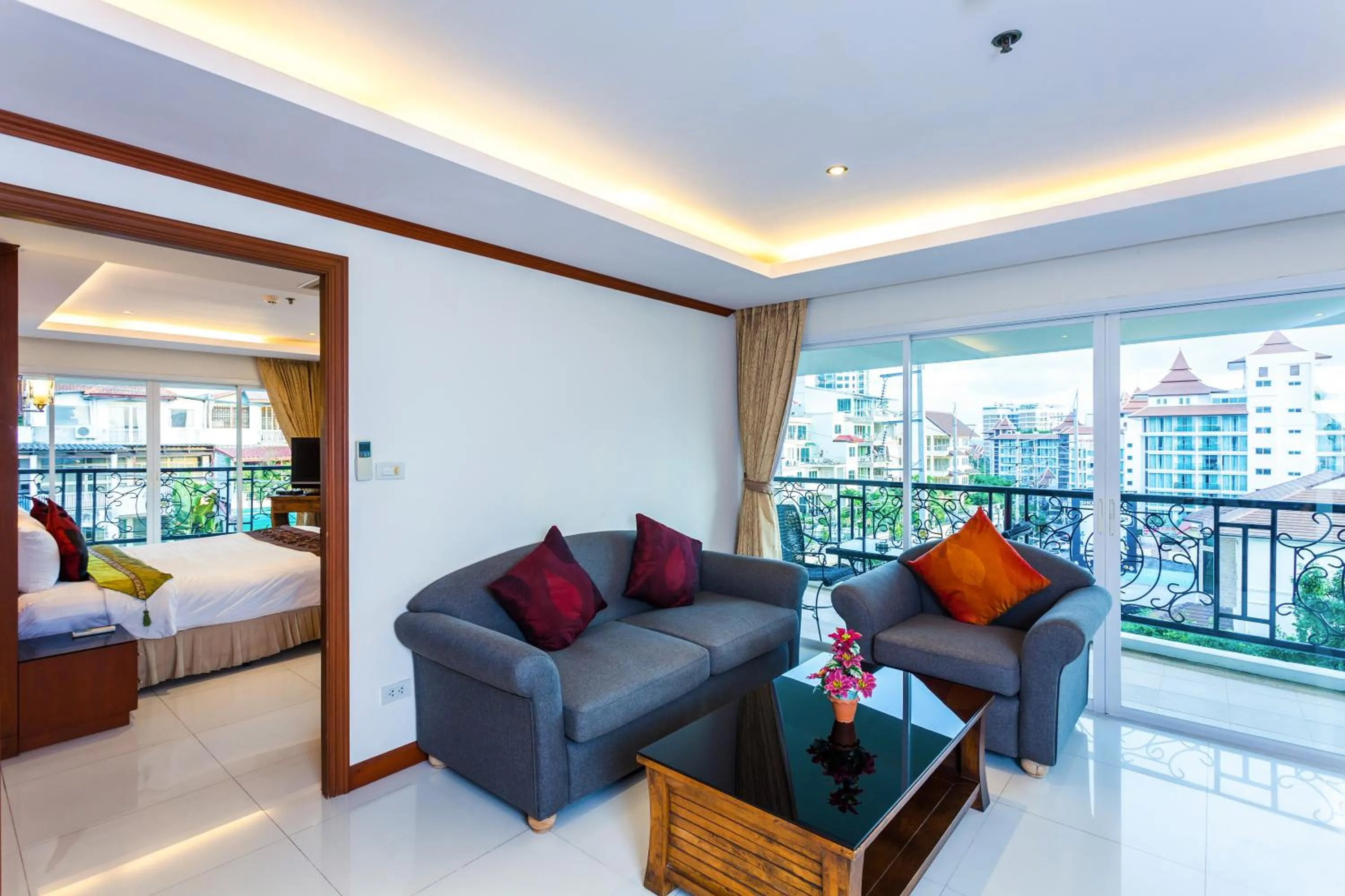 Living room, Bed in Tara Court Hotel