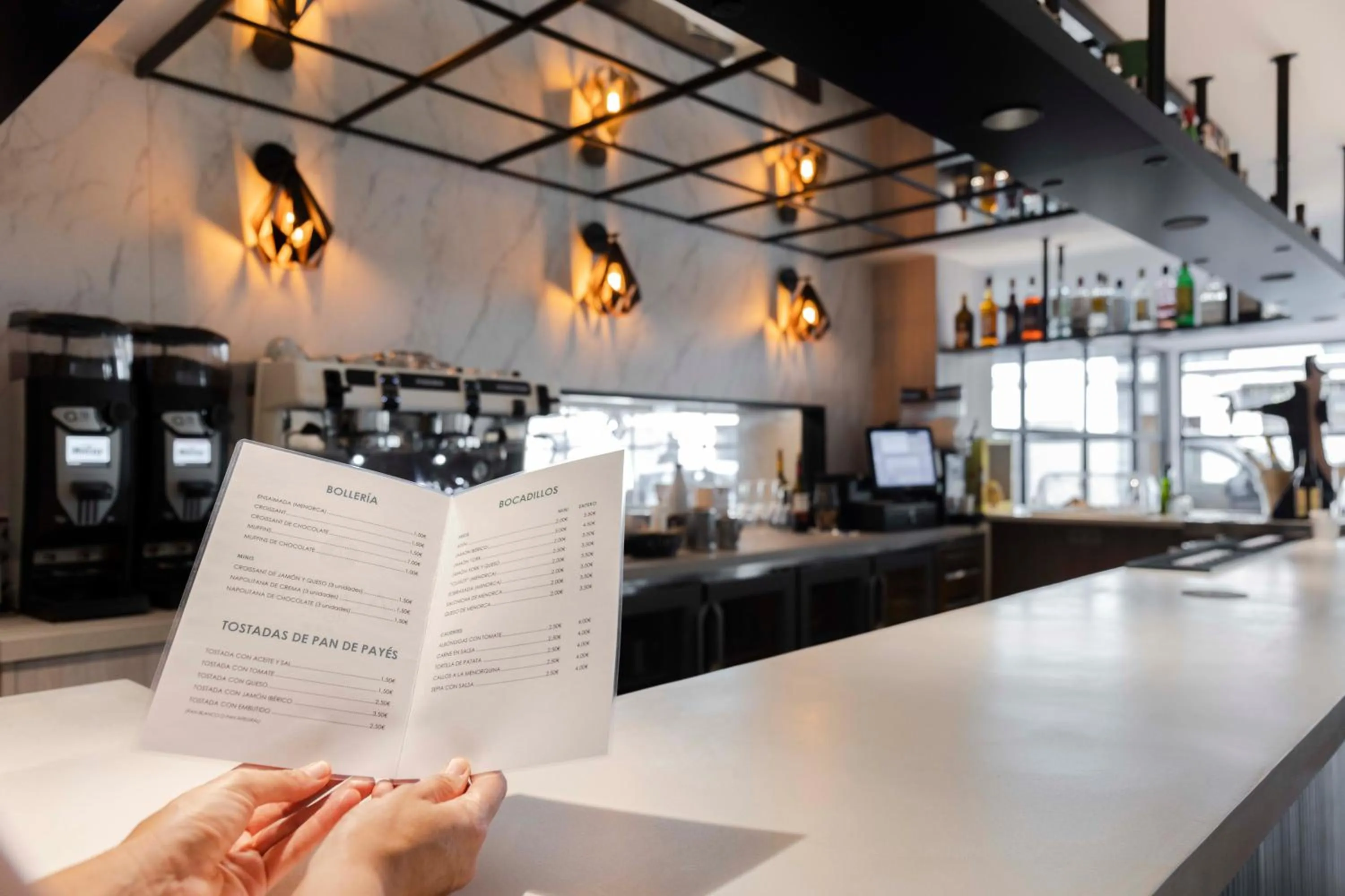 Restaurant/places to eat in Alfons Hotel