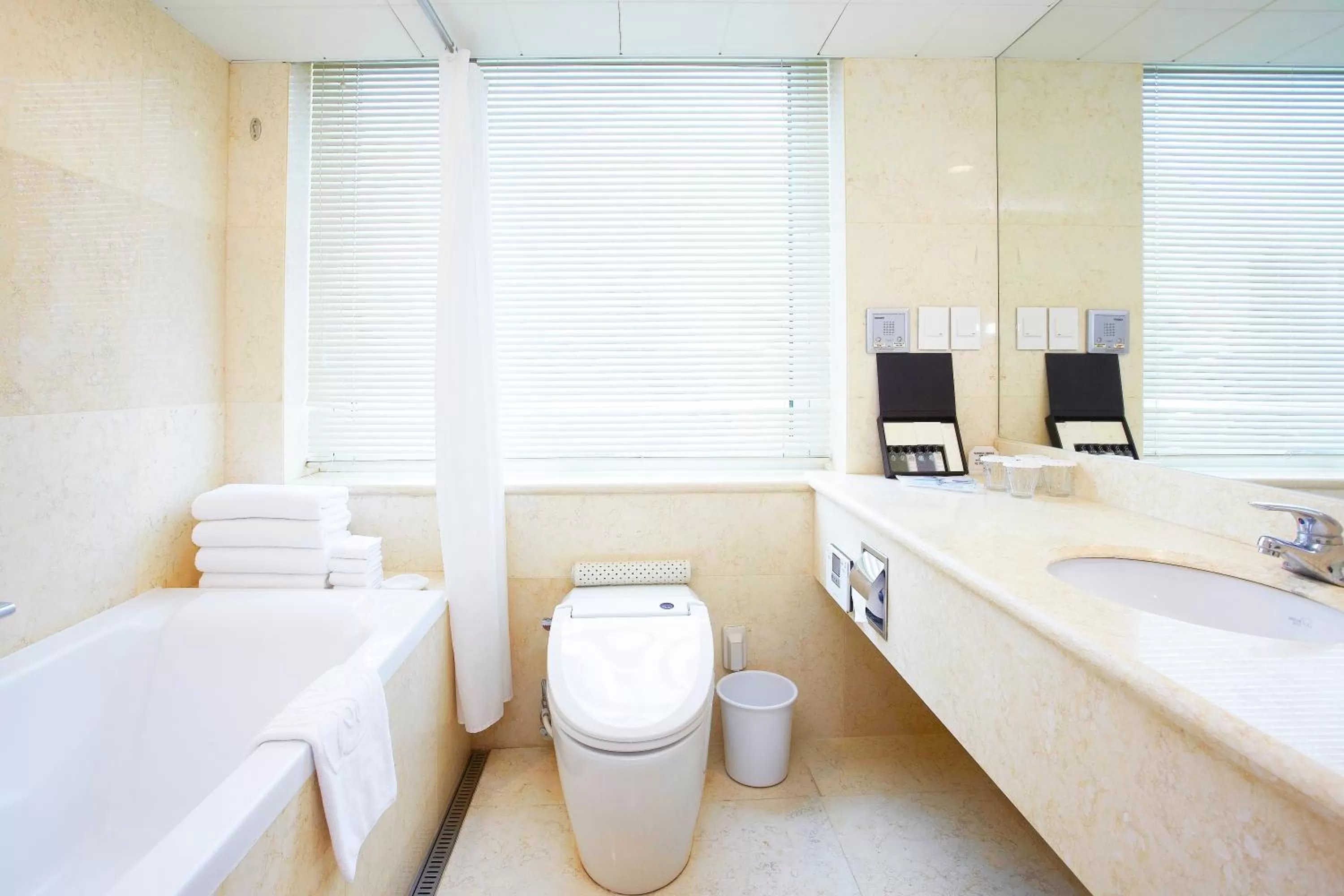 Shower, Bed in Sejong Hotel Seoul Myeongdong