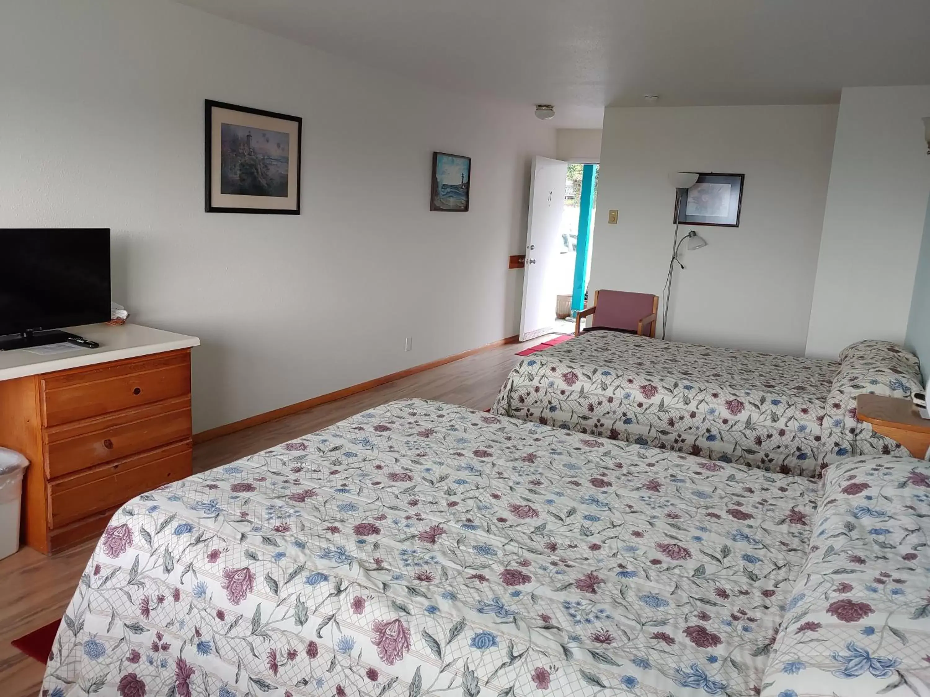 Superior Queen Room with Two Queen Beds in The Dublin House Motel Superior Queen Room with Two Queen Beds in The Dublin House Motel