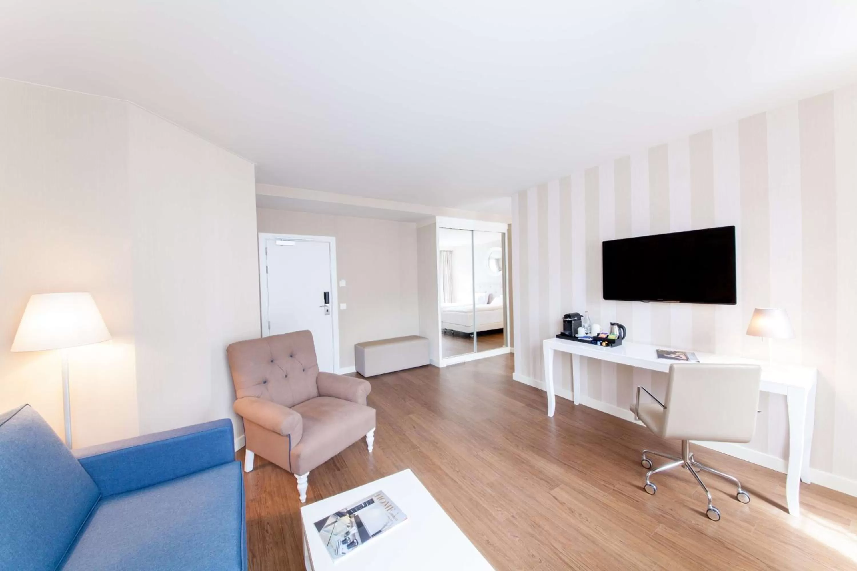 Photo of the whole room in Geneva by Fassbind