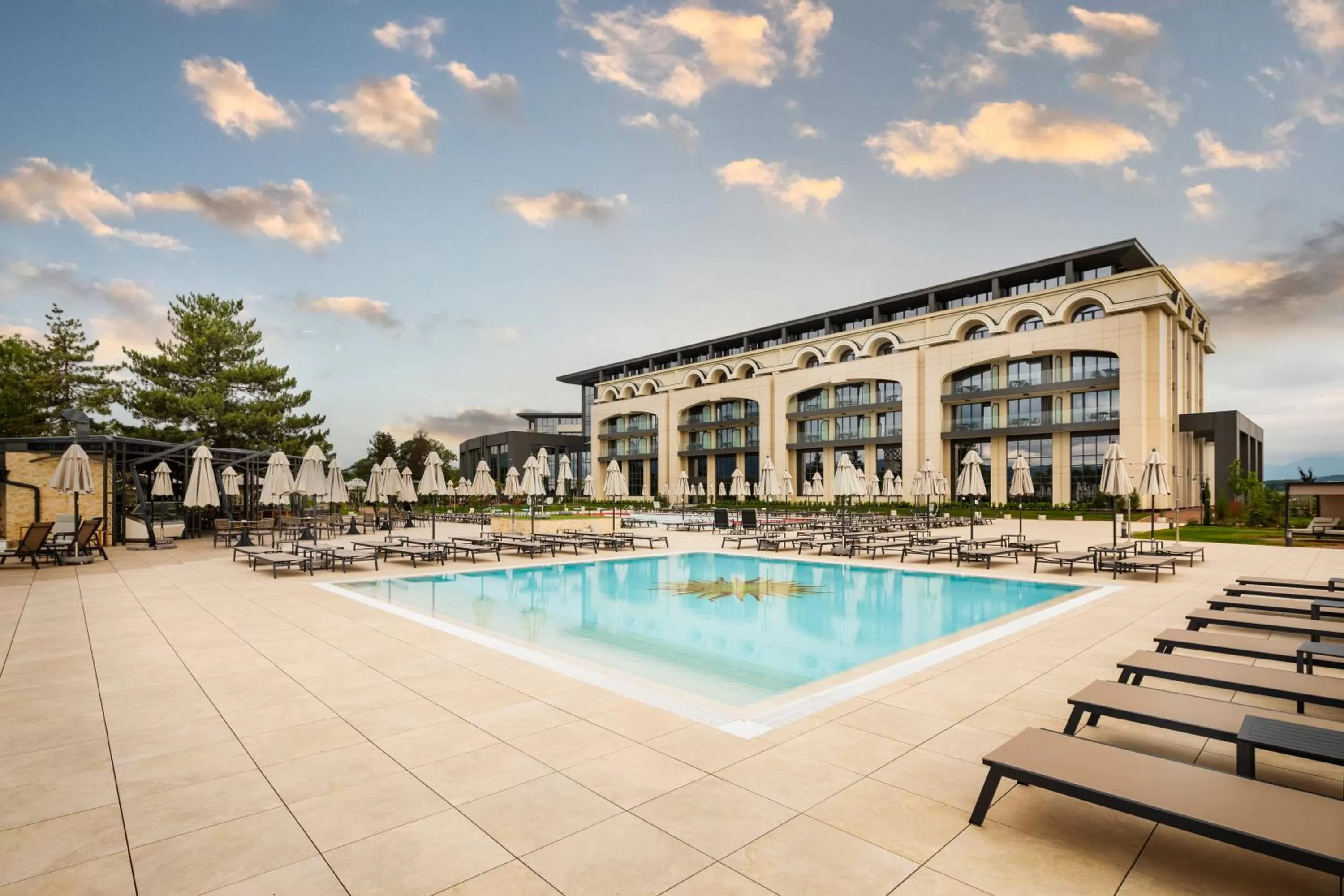 Swimming pool in Kings' Valley Medical & Spa Hotel