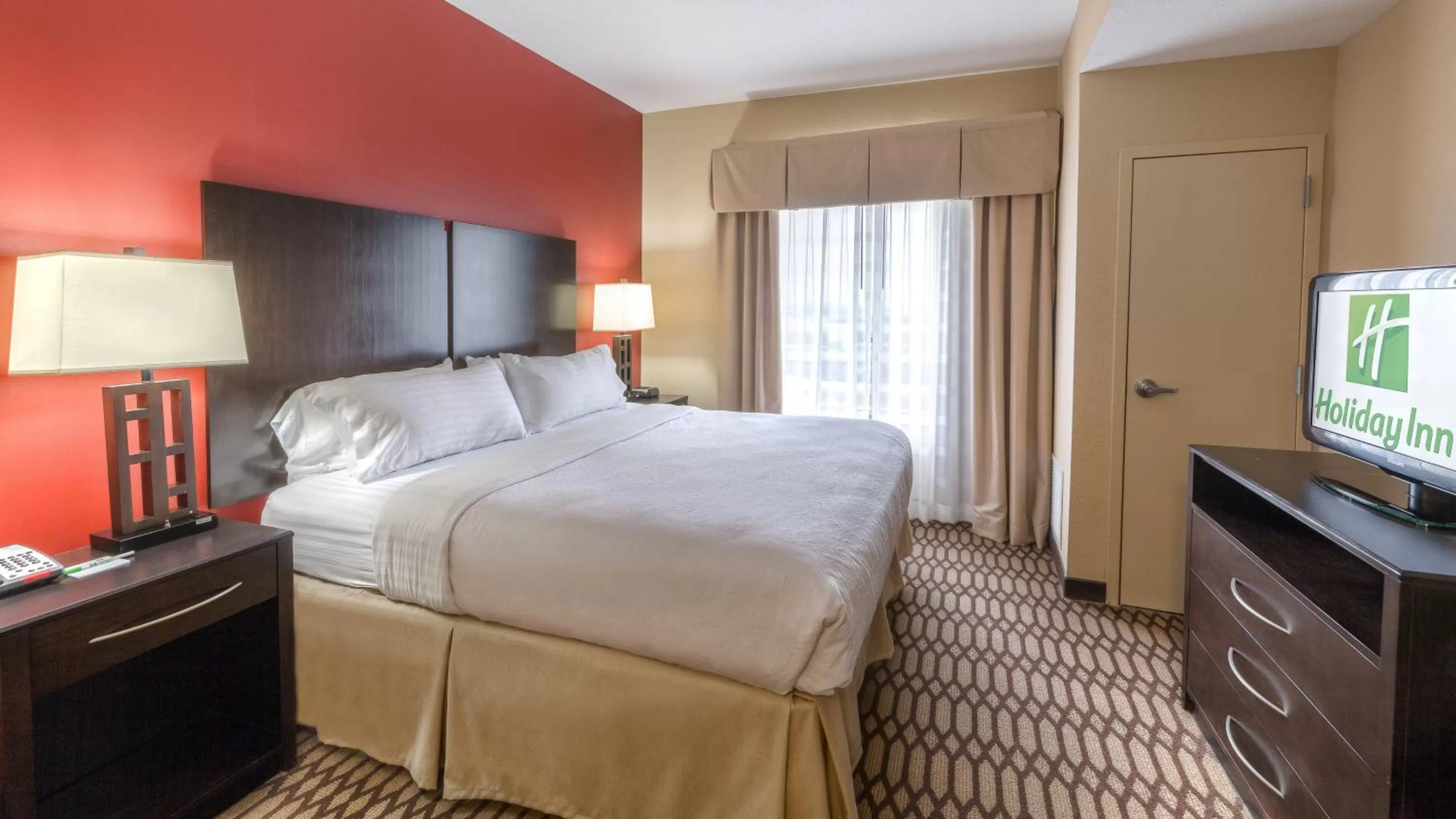 Photo of the whole room, Bed in Holiday Inn North Quail Springs by IHG