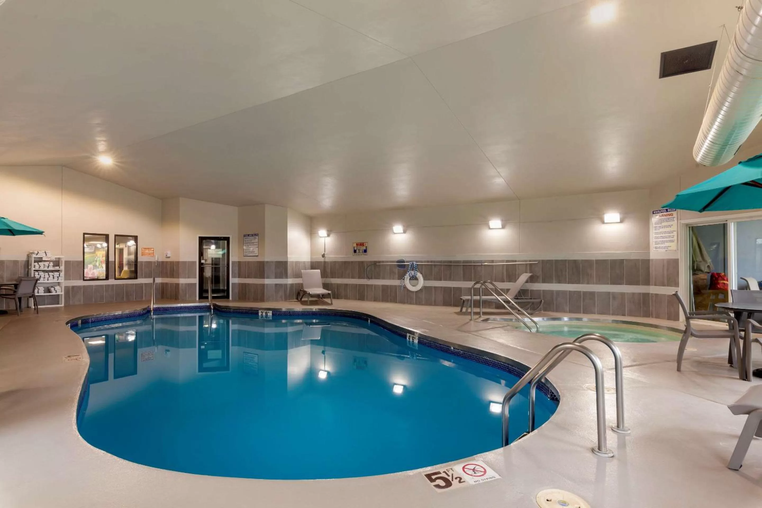 Swimming pool in Clarion Pointe Tomah