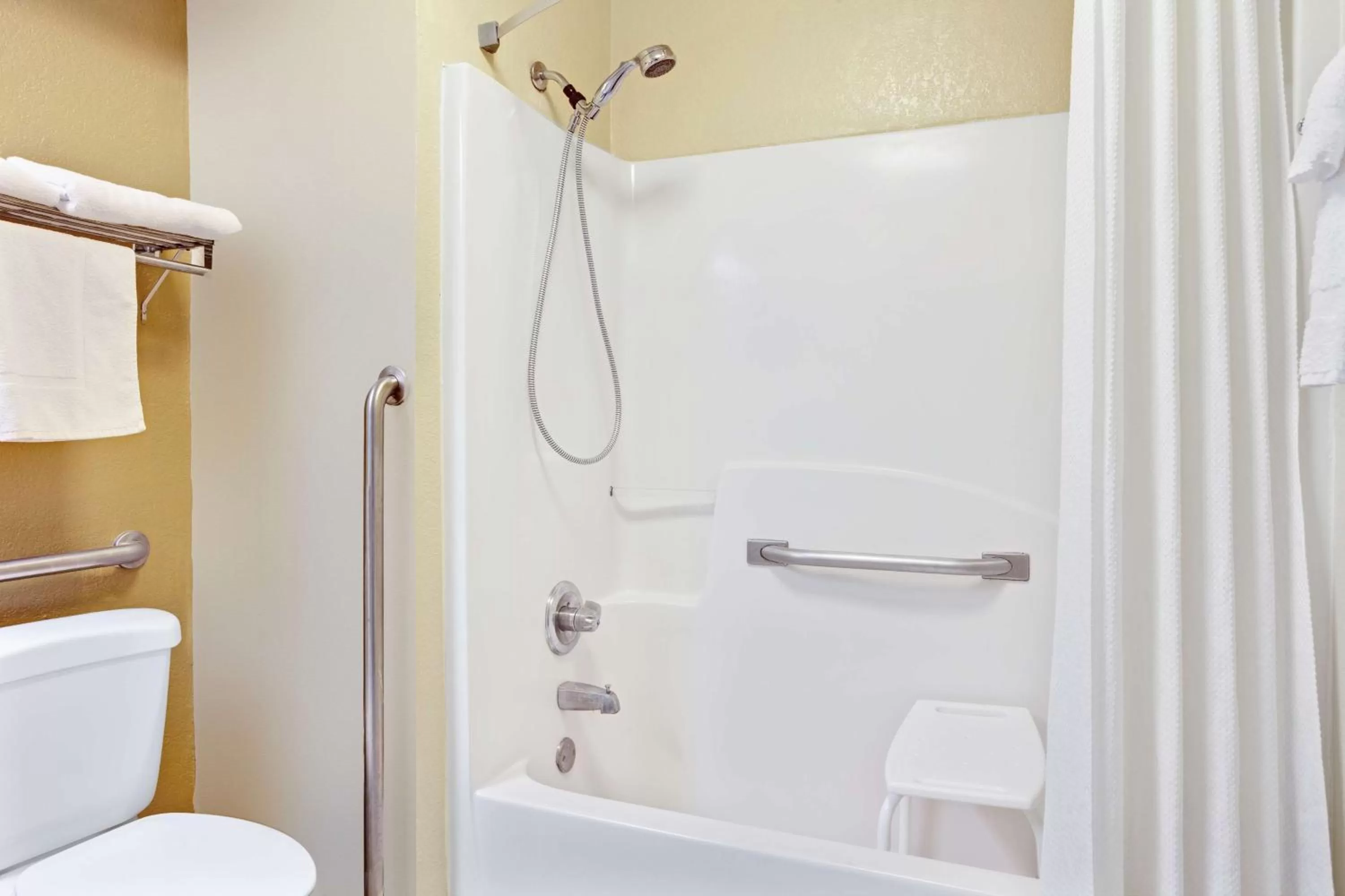 King Room - Disability Access/Non-Smoking in Days Inn & Suites by Wyndham Stockbridge South Atlanta