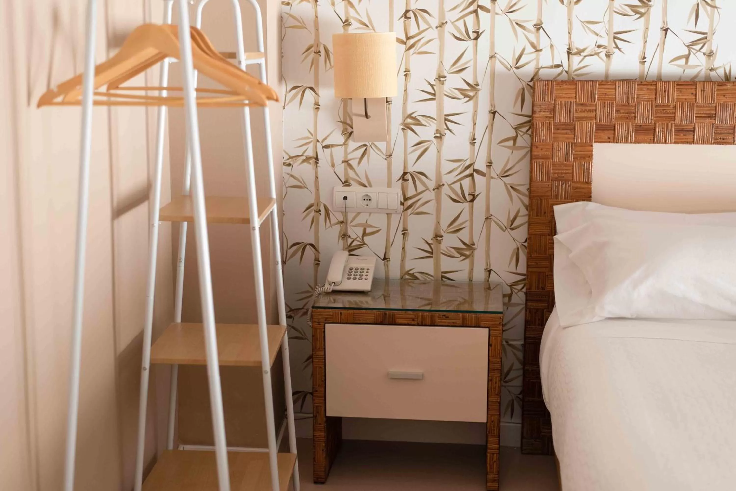 Bedroom, Bed in Hotel Almunia